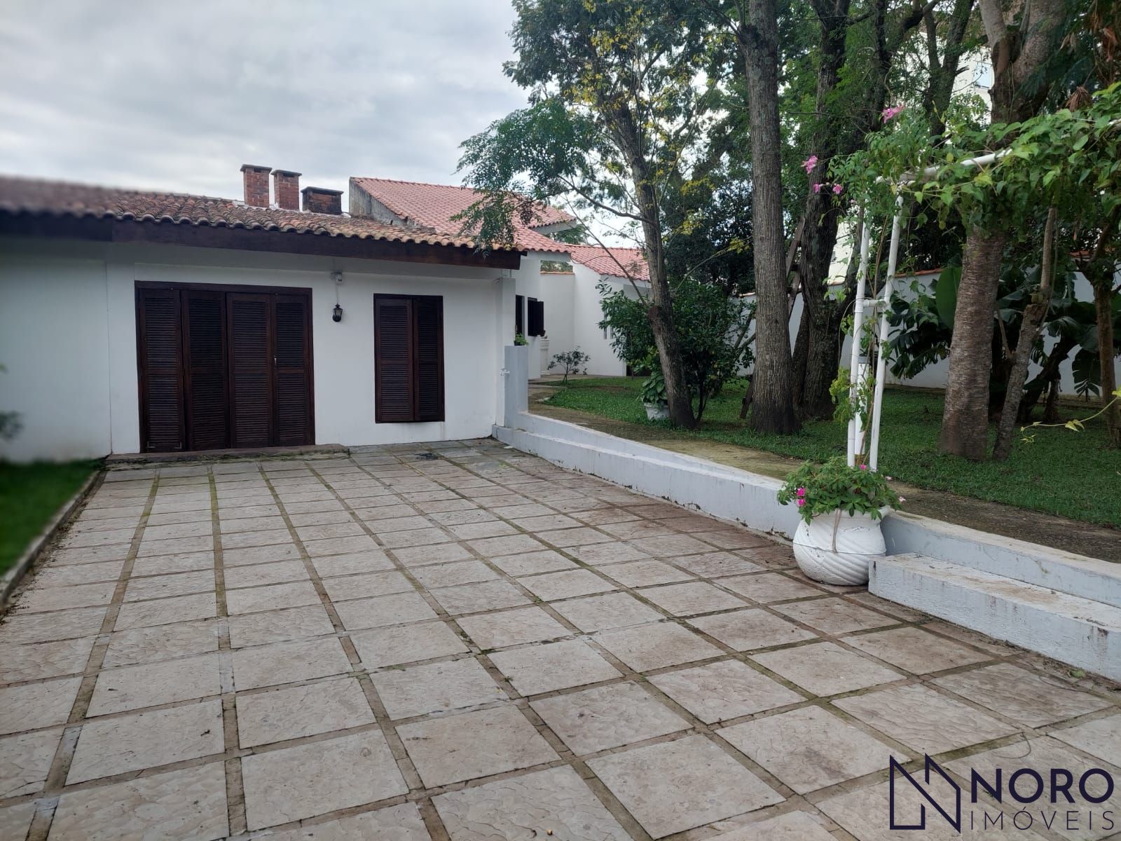 Casa de campo em área urbana com terreno de 1.160m² e 800m² de área construida