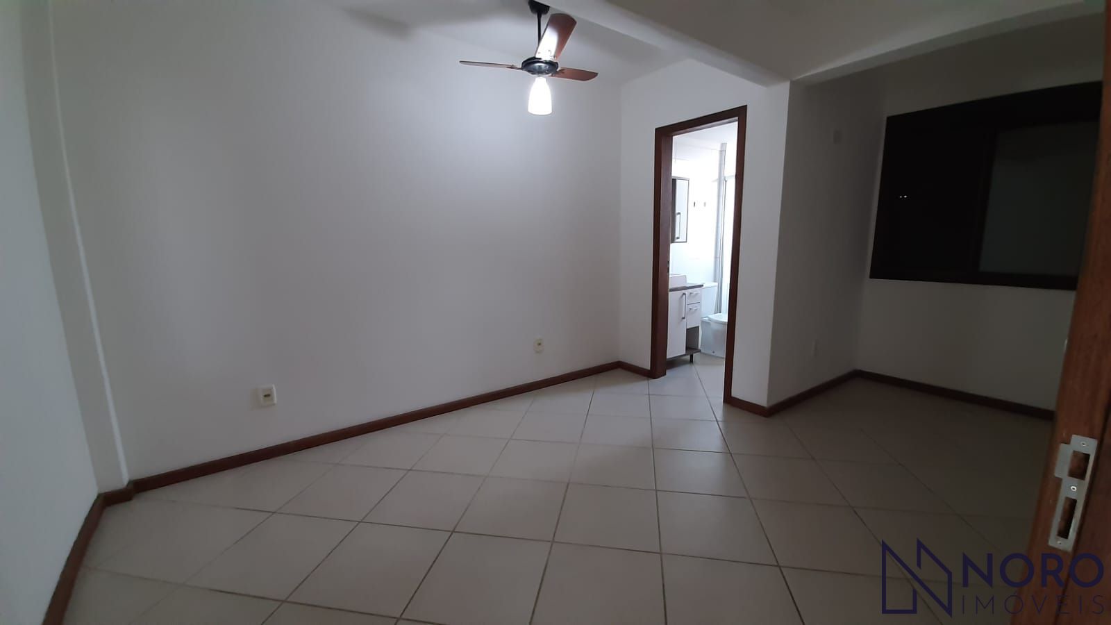 Apartamento Semi Mobiliado com 2 Dormitórios, Suíte, Churrasqueira e Garagem