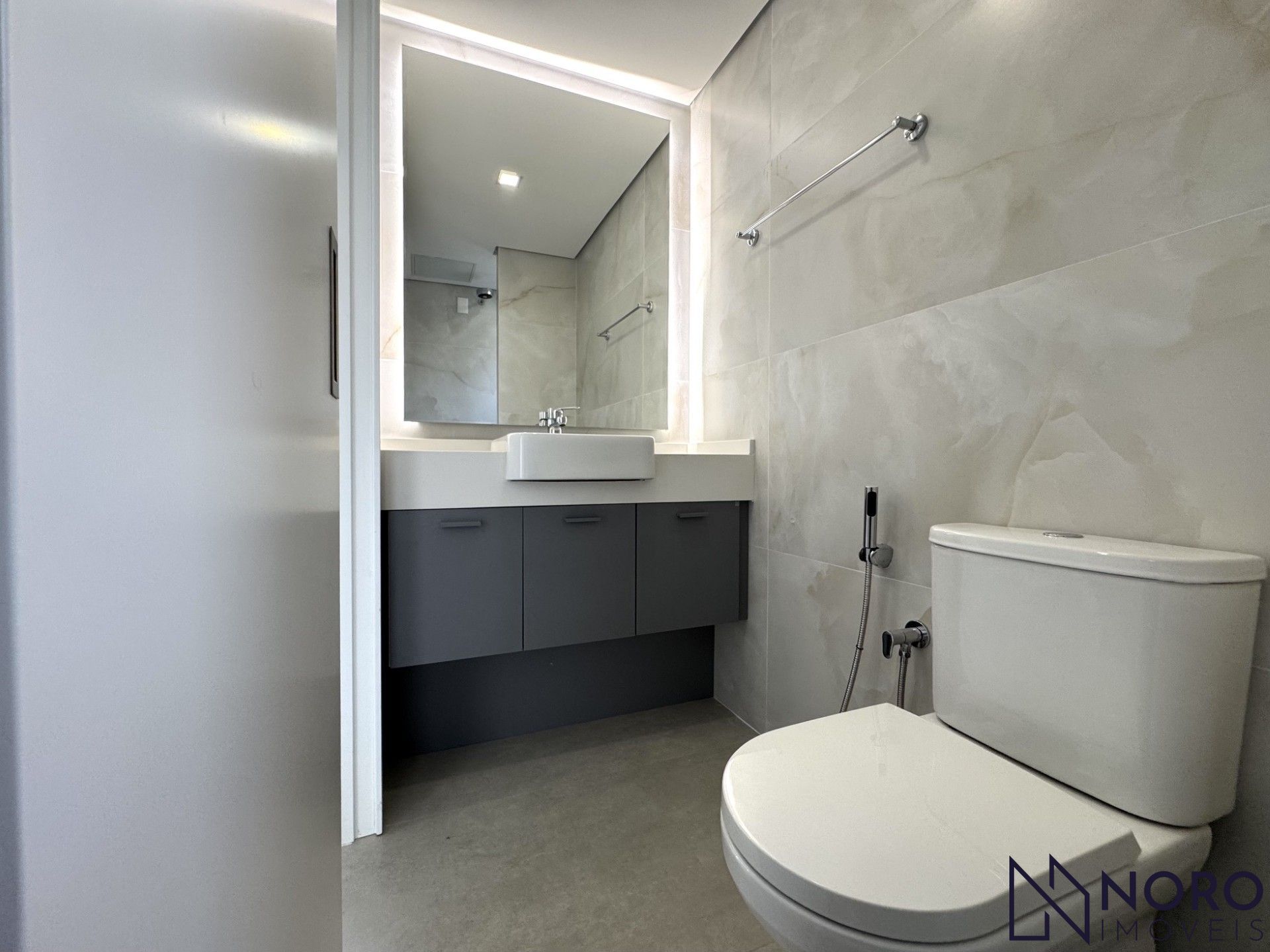 Apartamento à venda / 3dormitórios/ suíte / 2 vagas de garagem/ Bairro Medianei