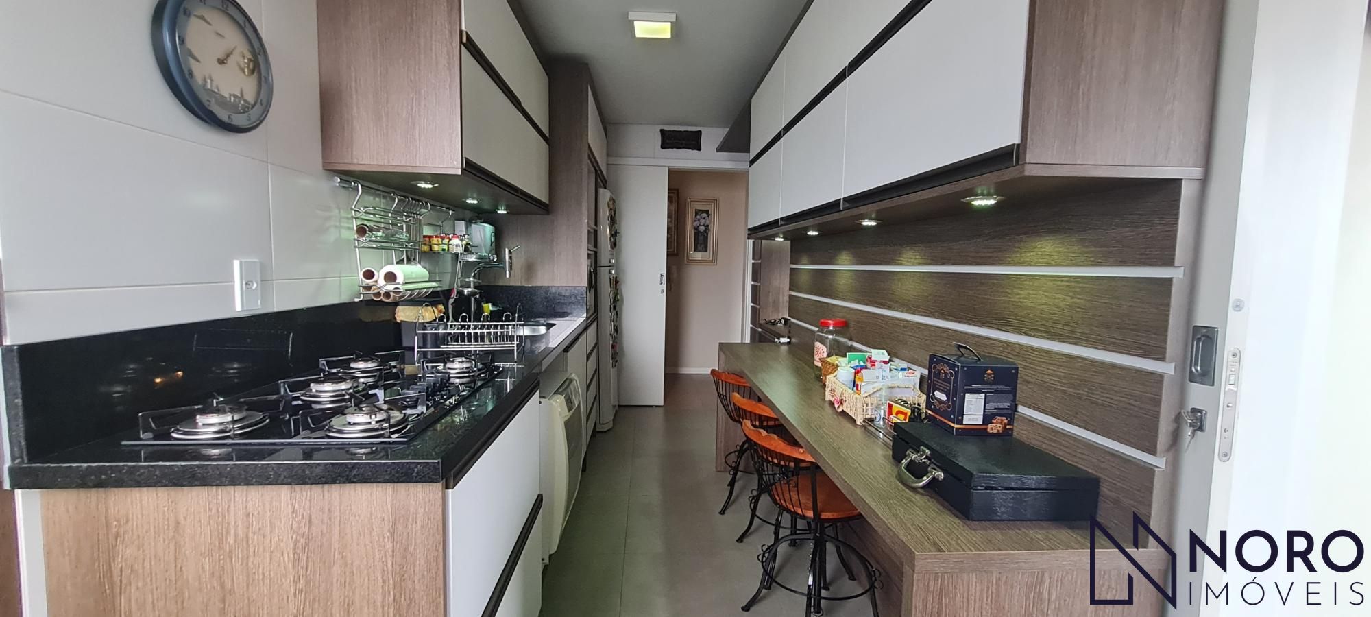 Apartamento Semi Mobiliado de 3 Dormitórios com Suíte e 2 Garagens no Bairro Men