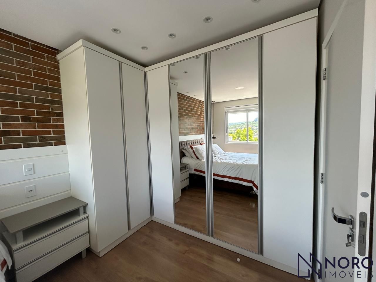 Apartamento Semimobiliado de 2 Dormitórios com Suíte no Edifício Vivaz