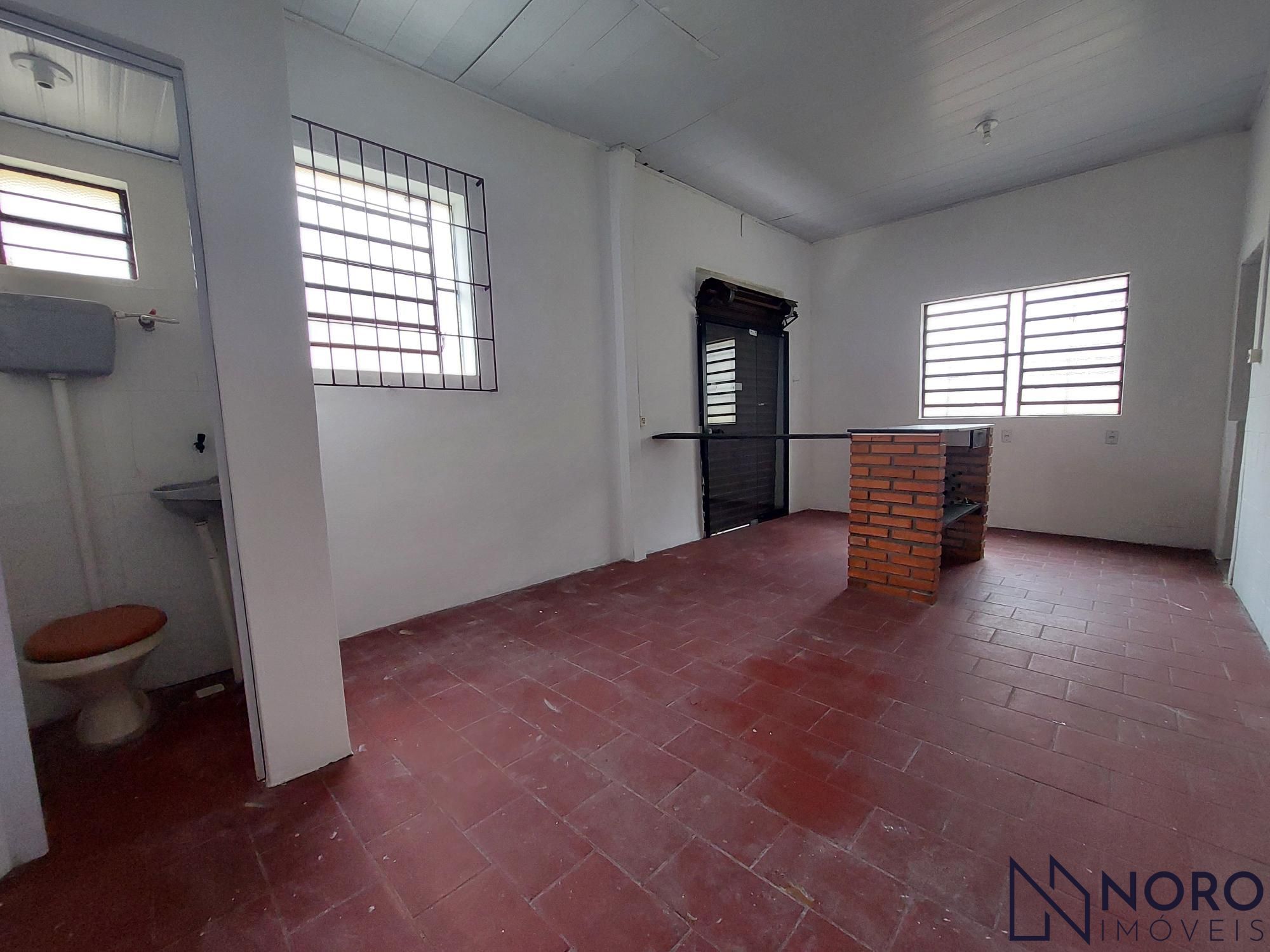 Casa na Silva Jardim imediações da Borges de Medeiros com 2 dormitórios 2 vagas