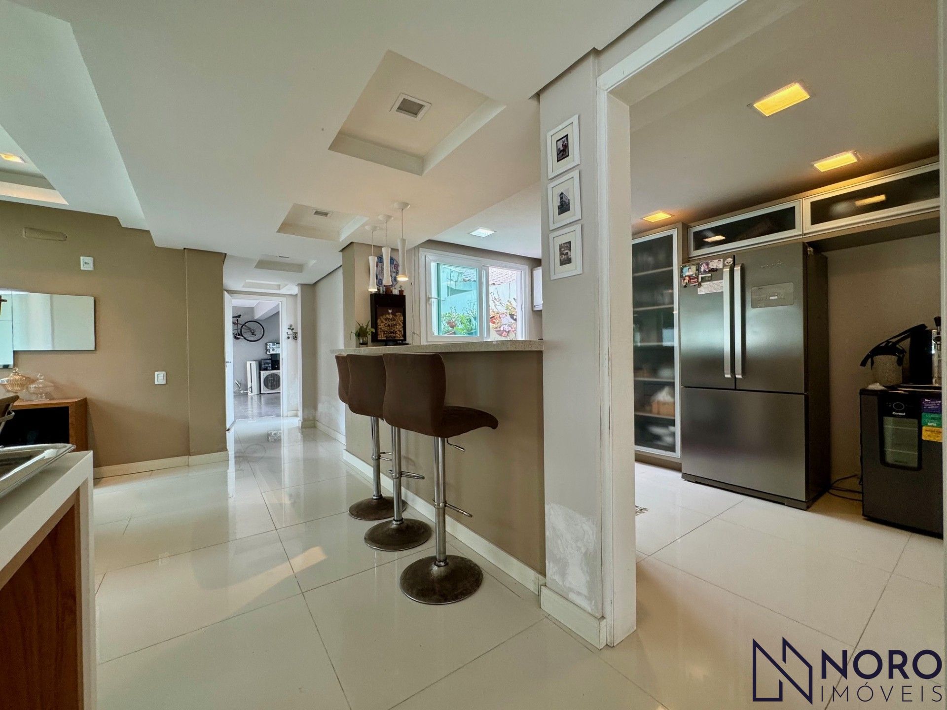 Casa de esquina no Bairro Noal com 3 suítes, 290 m² e área gourmet com piscina!