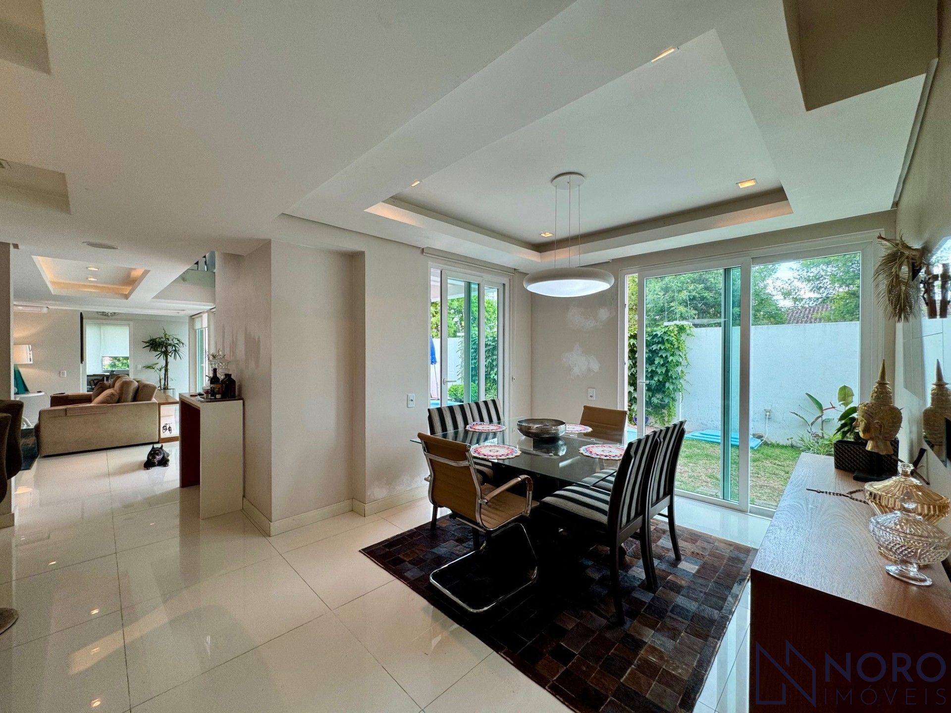 Casa de esquina no Bairro Noal com 3 suítes, 290 m² e área gourmet com piscina!