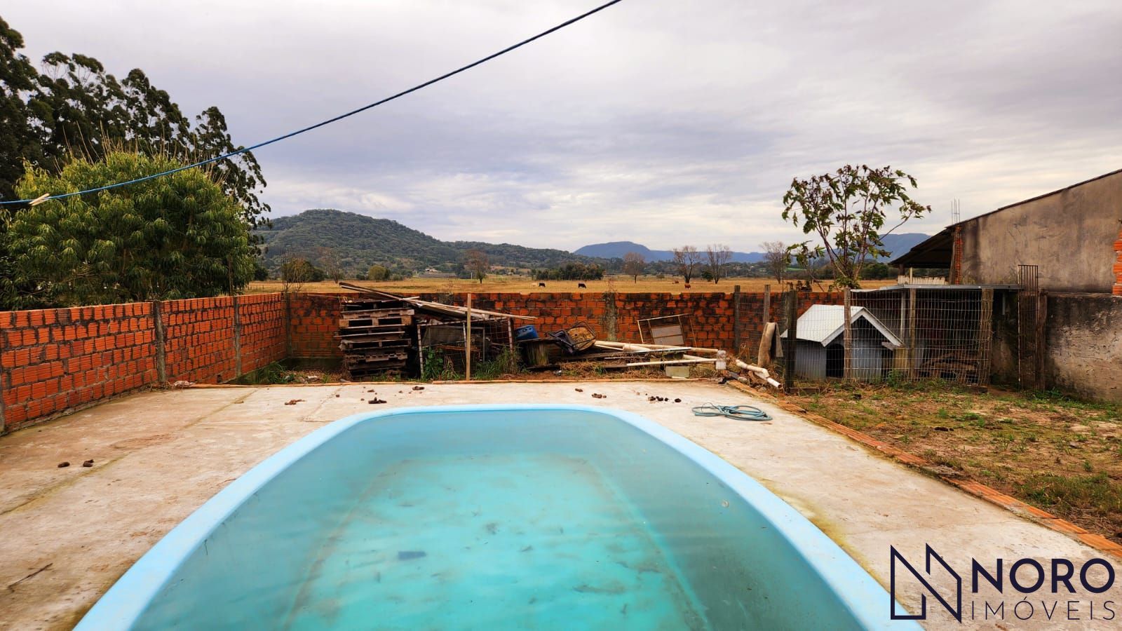 Casa com 3 dormitórios, 2 banheiros, sala de estar social integrada com a cozinh