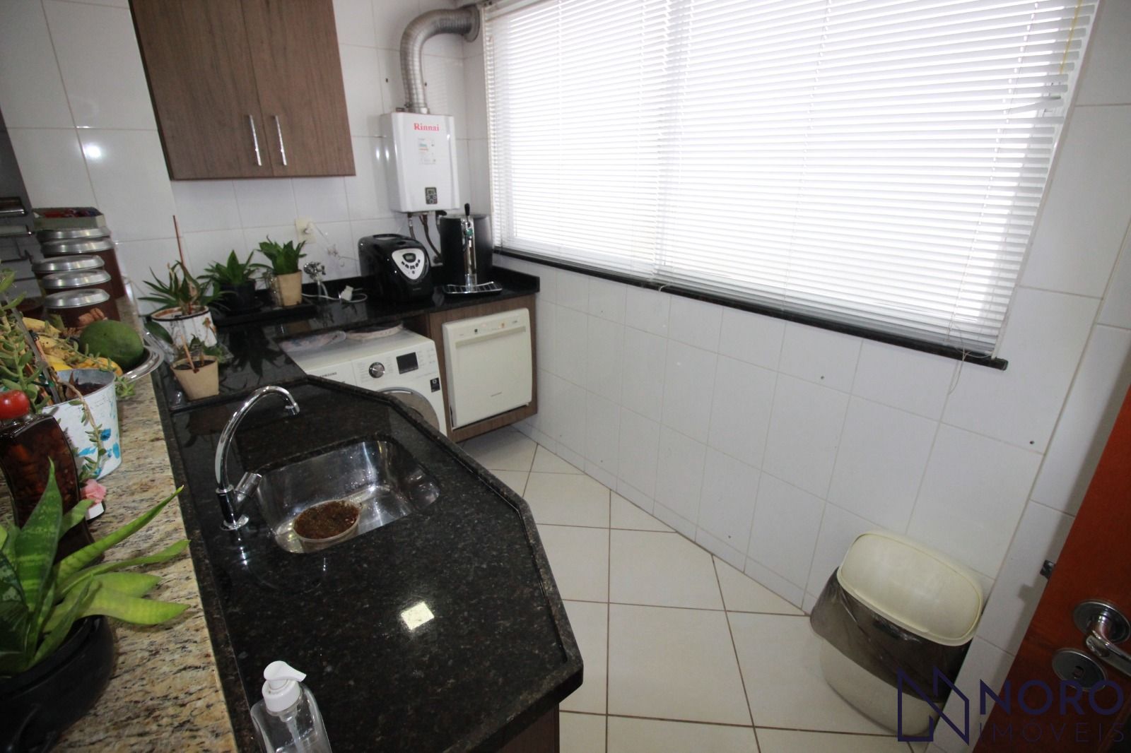Amplo apartamento com 4 dormitórios, suíte e espaço gourmet