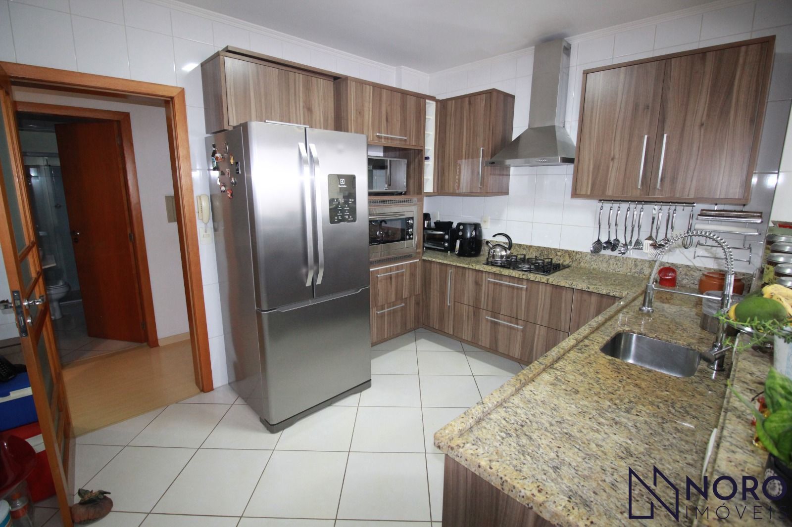 Amplo apartamento com 4 dormitórios, suíte e espaço gourmet