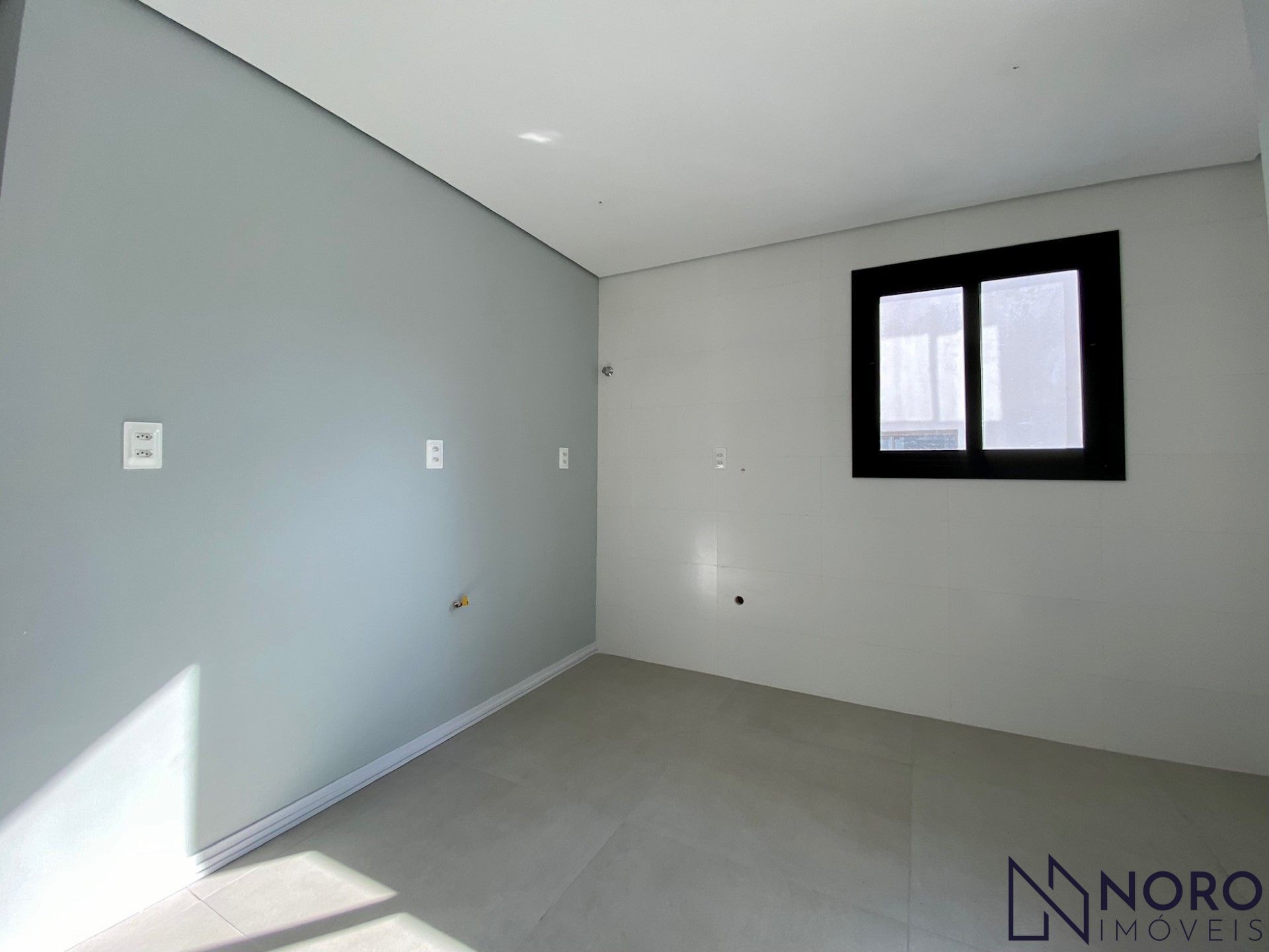 Apartamento com 02 dormitórios, 2 sacadas, churrasqueira e garagem