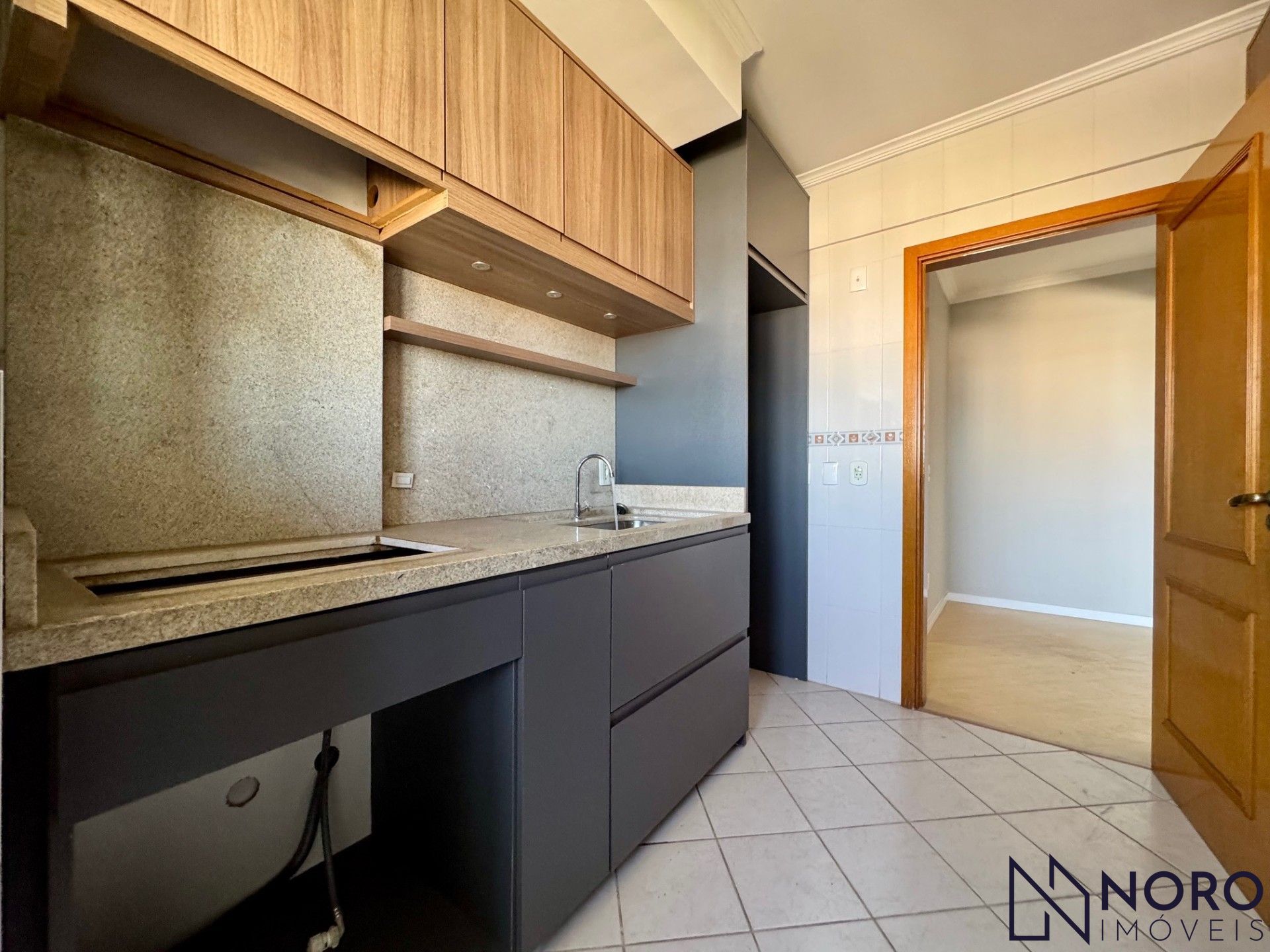 Venda – Apartamento semimobiliado no Centro, 2 dormitórios com suíte!