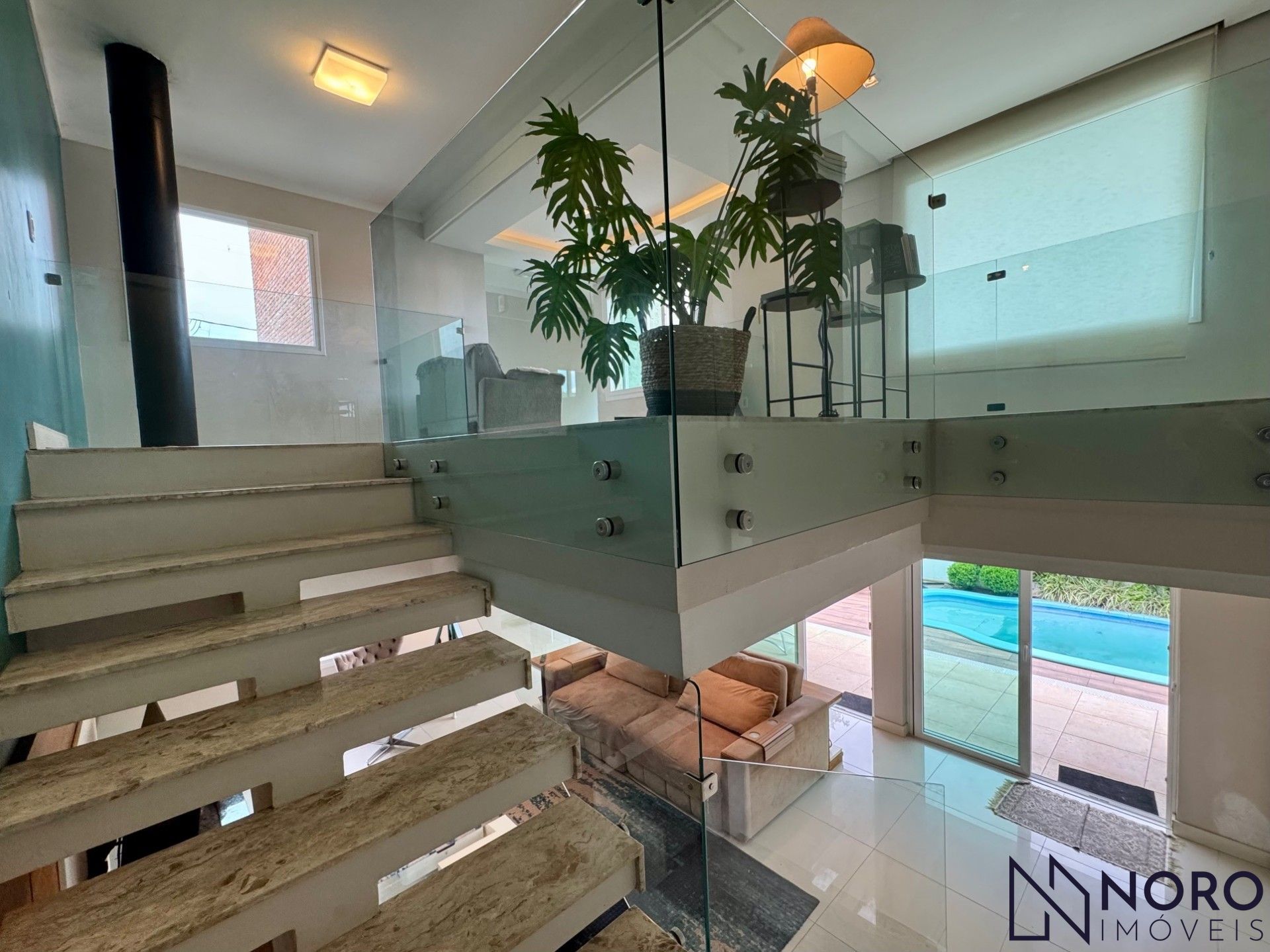 Casa de esquina no Bairro Noal com 3 suítes, 290 m² e área gourmet com piscina!