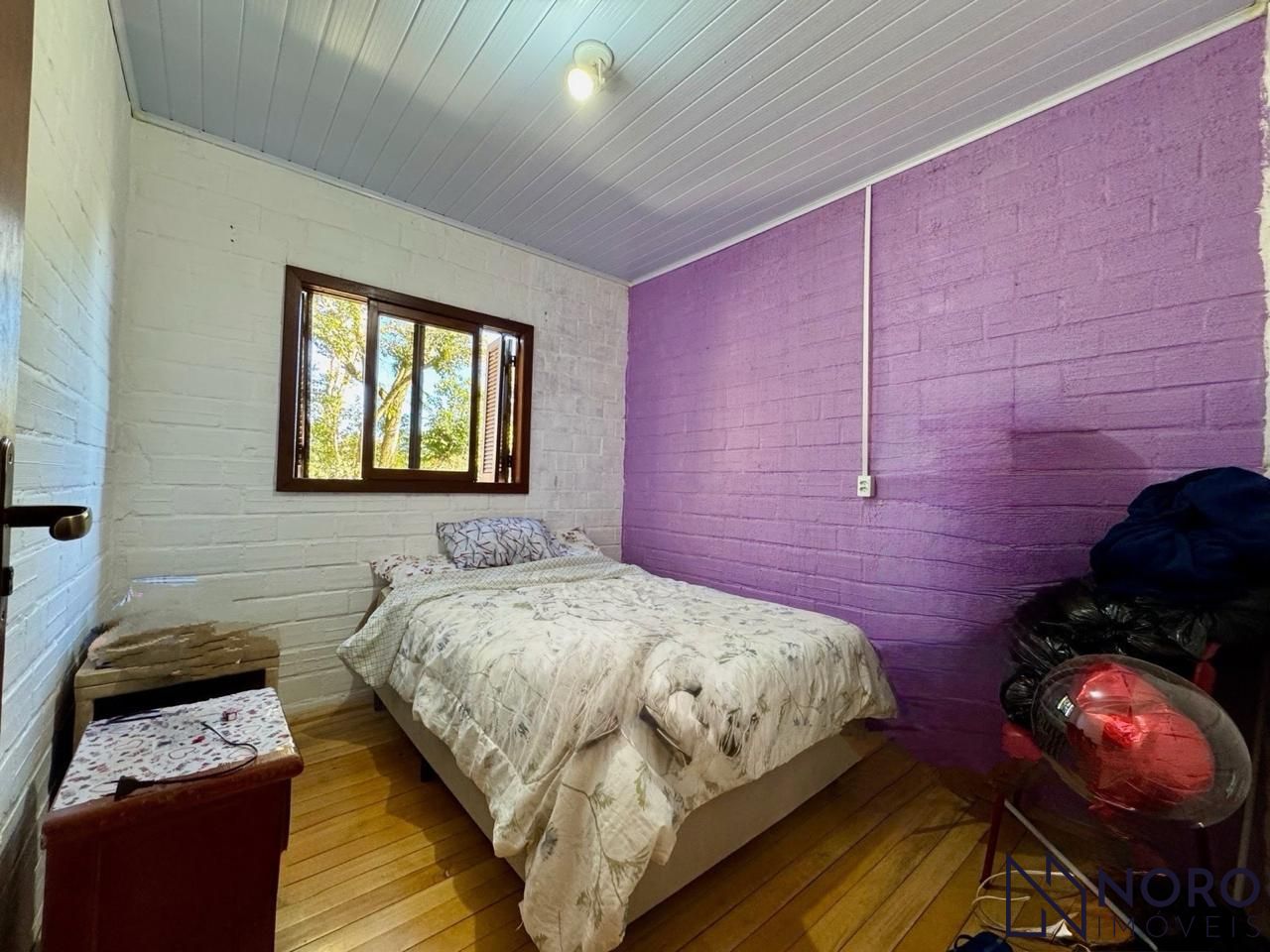 Casa 4 dormitórios com pátio amplo em condomínio na serra de