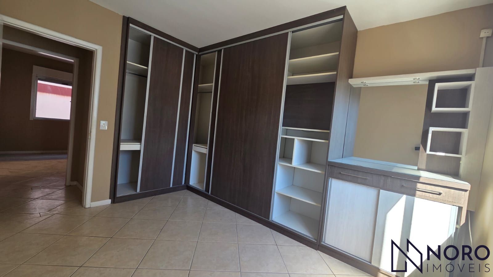 Apartamento 2 dormitórios + escritório, sacada e garagem no Patronato