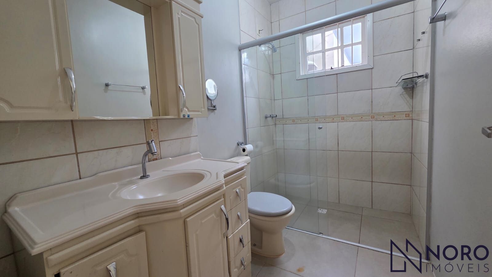 Casa com 3 dormitórios, suíte com closet e hidromassagem e 2 vagas na Madre Paul