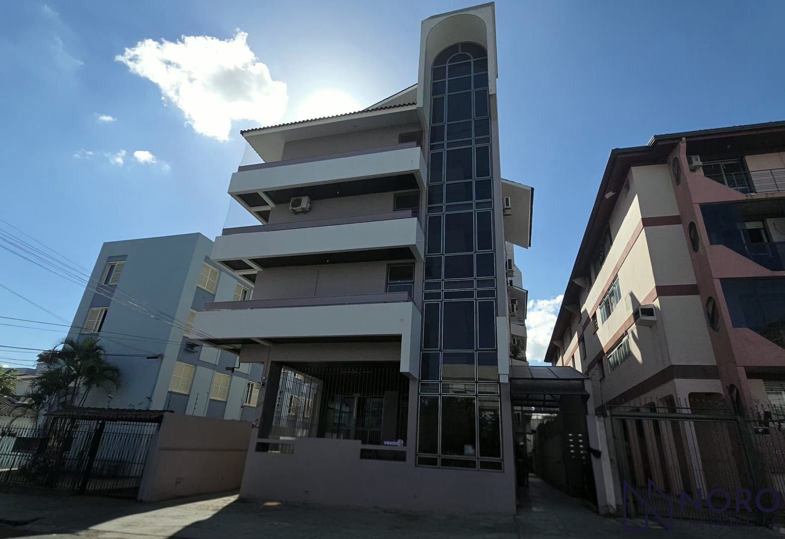 Apartamento 2 dormitórios + escritório, sacada e garagem no Patronato