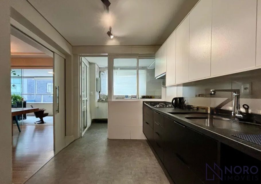 Apartamento Espaçoso com 3 Suítes e 2 Vagas no Centro de Santa Maria
