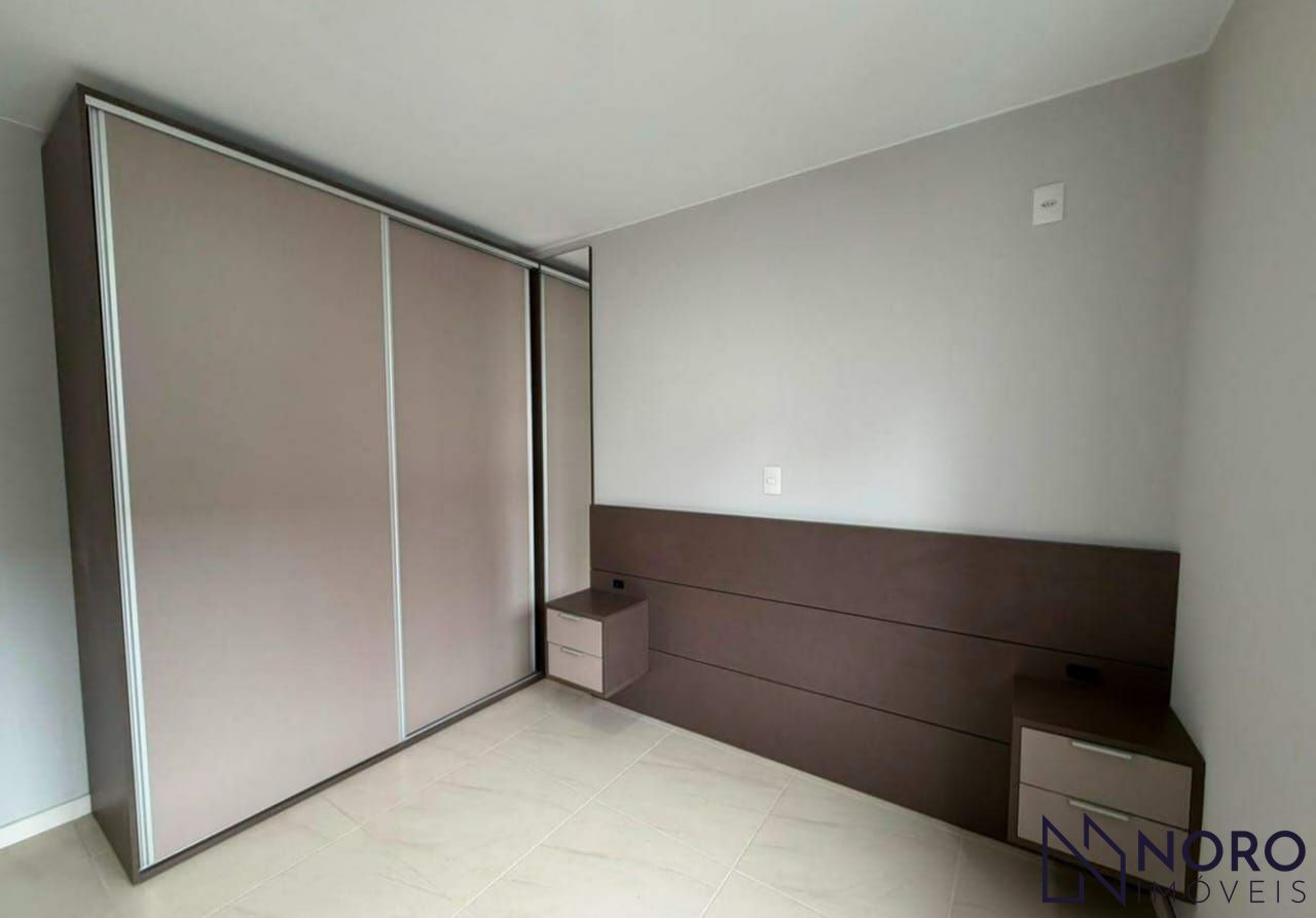 Apartamento semimobiliado de 1 dormitório com garagem no Centro