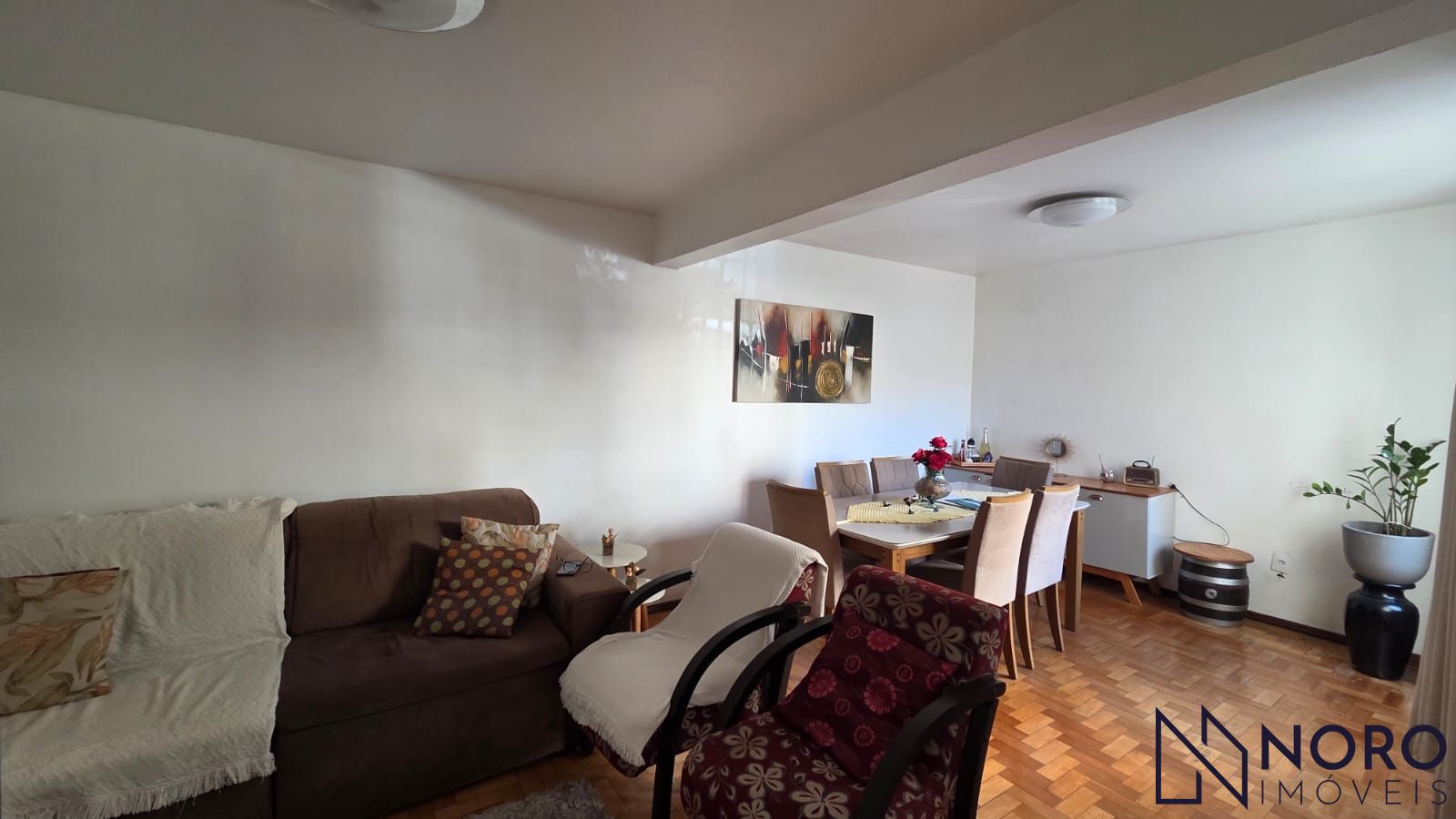 Casa com 3 Dormitórios, Espaço Independente e Garagem à Venda em Região Central