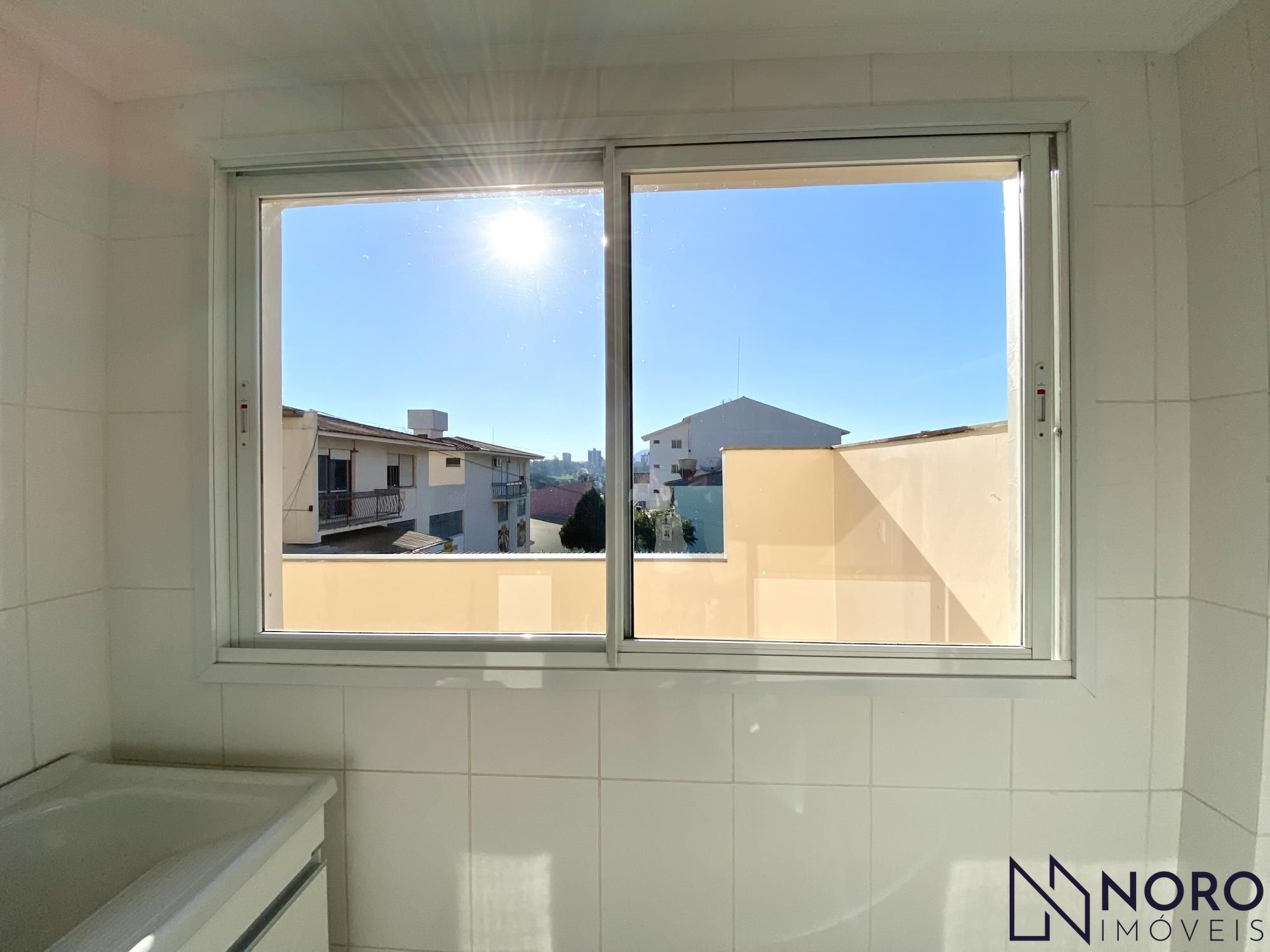 Apartamento 02 dormitórios, com garagem e um amplo terraço.