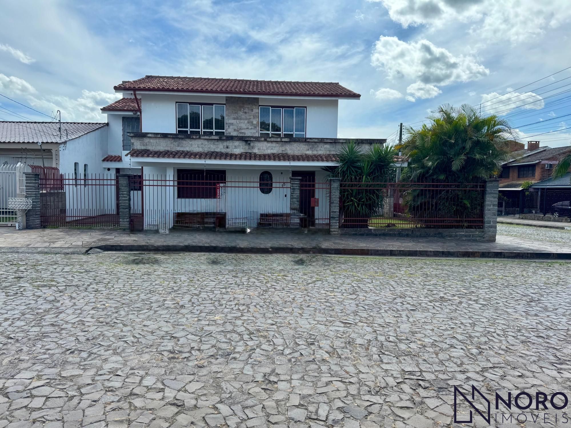 Casa alvenaria com aproximadamente 250 m² 4 dormitórios 2 suítes estar social es
