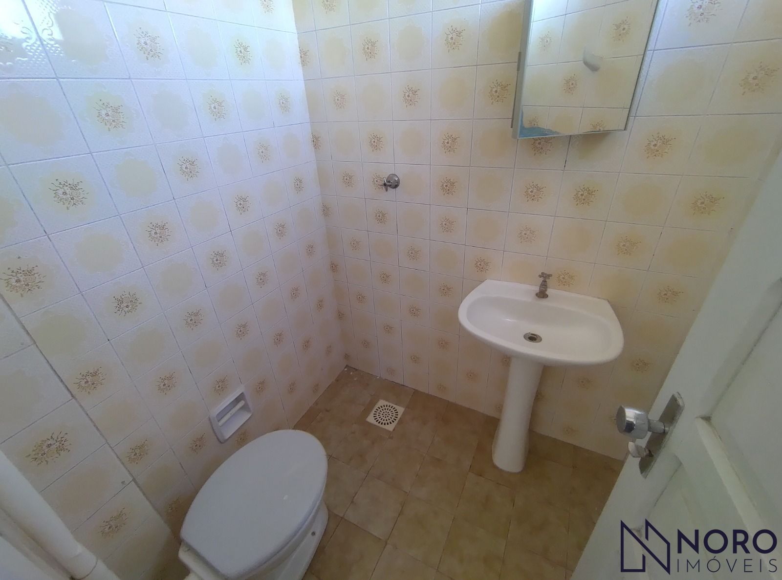 Apartamento Espaçoso e Ensolarado com 3 Dormitórios (1 suite) e Garagem no Bairr