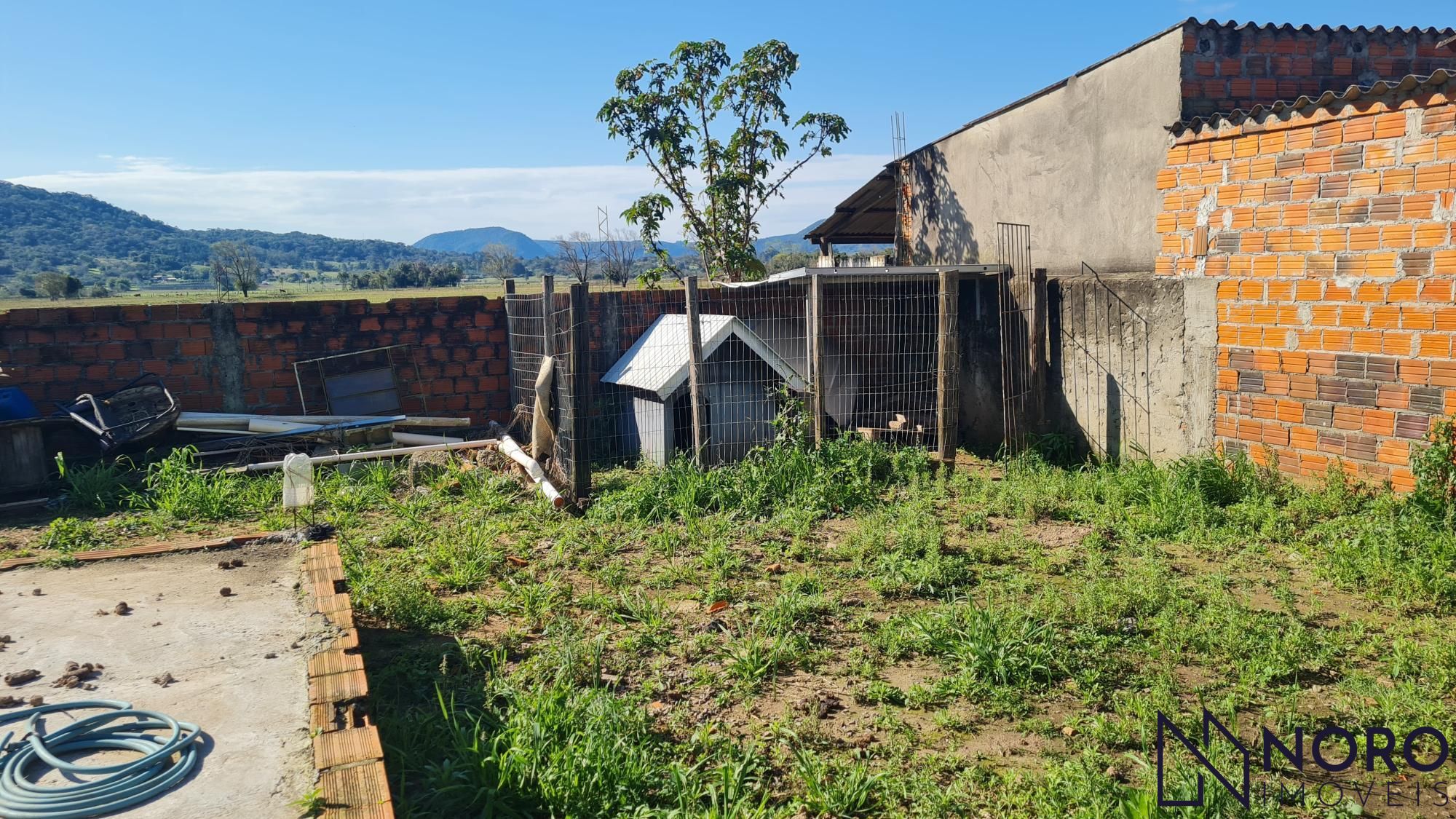 Casa com 3 dormitórios, 2 banheiros, sala de estar social integrada com a cozinh