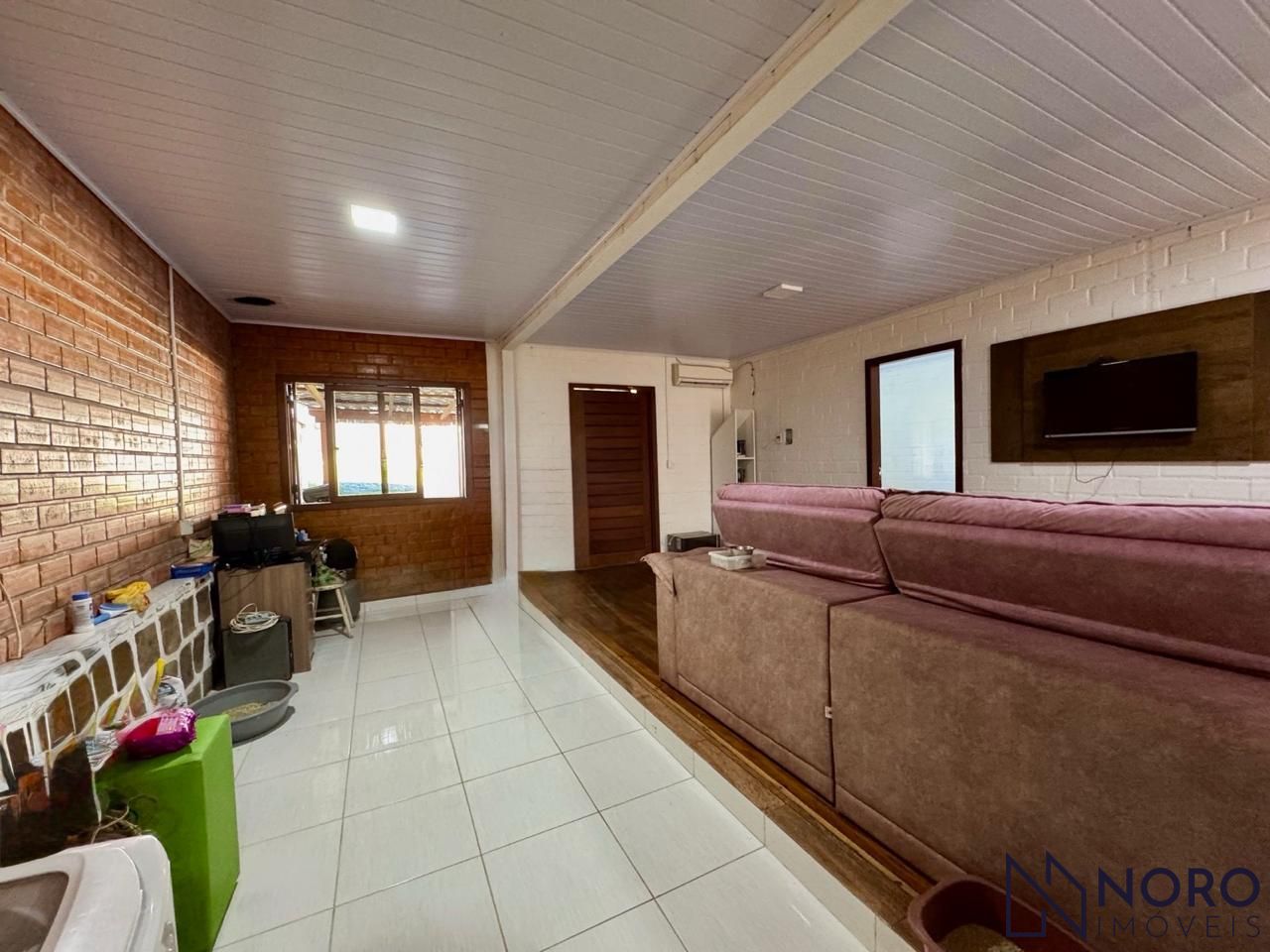 Casa 4 dormitórios com pátio amplo em condomínio na serra de