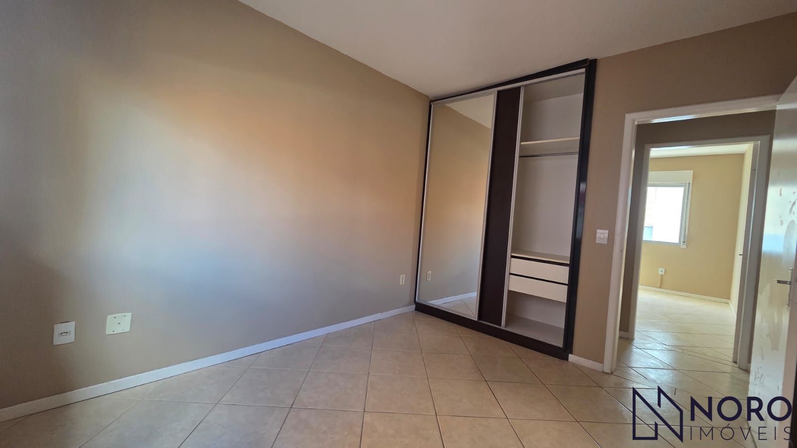 Apartamento 2 dormitórios + escritório, sacada e garagem no Patronato