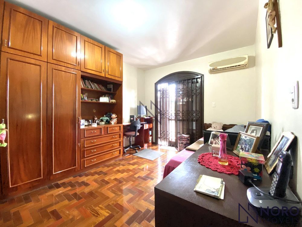 Casa à venda 4 dormitórios, 1 suíte, no Bairro Medianeira