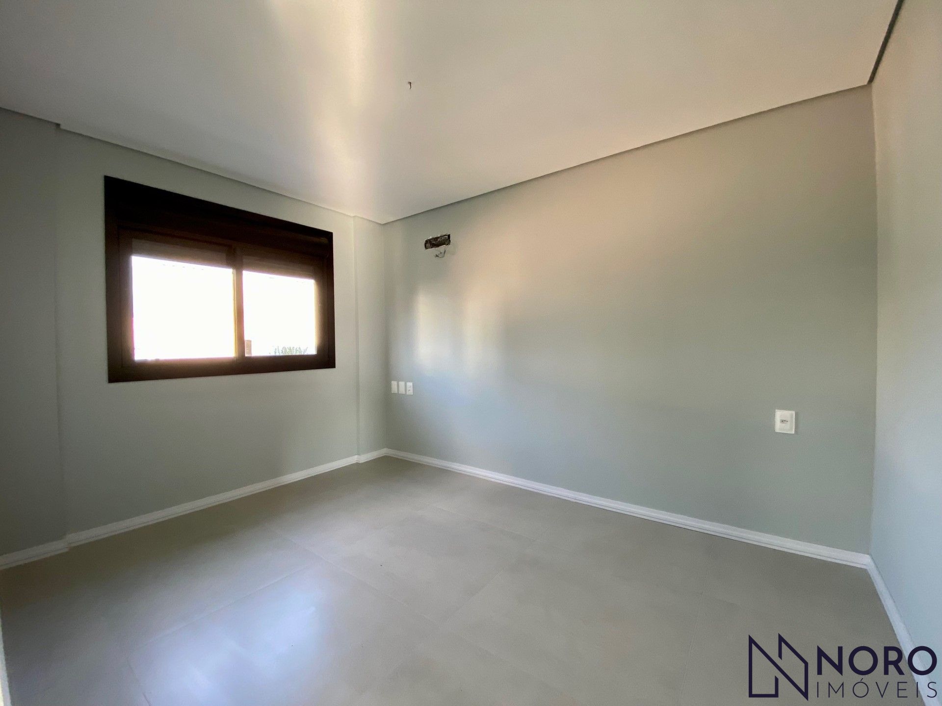 Apartamento com 02 dormitórios, 2 sacadas, churrasqueira e garagem