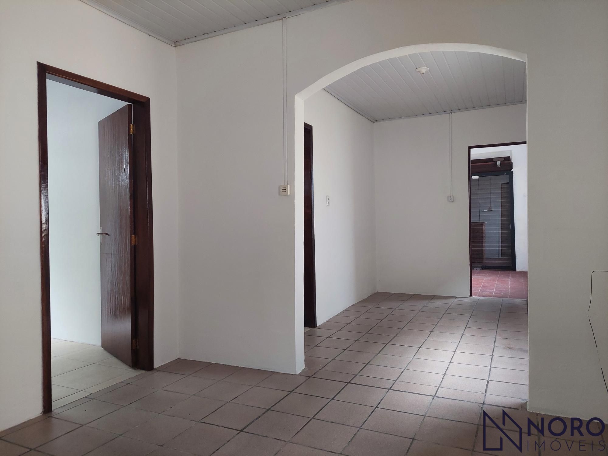 Casa na Silva Jardim imediações da Borges de Medeiros com 2 dormitórios 2 vagas