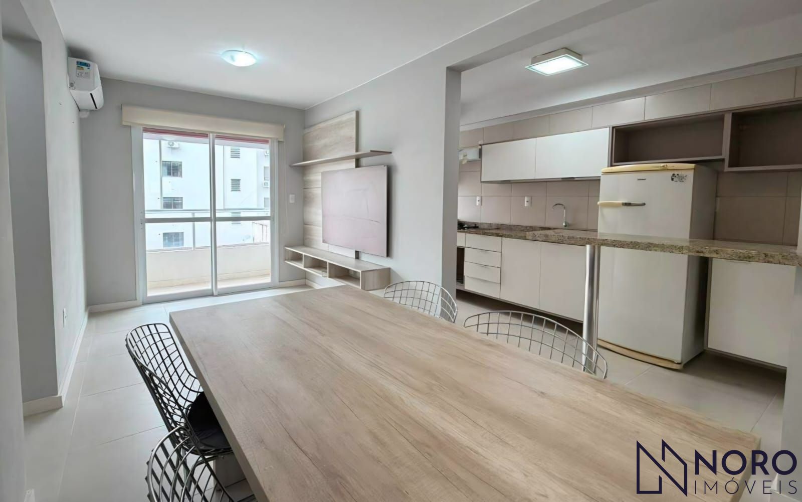 Apartamento semimobiliado de 1 dormitório com garagem no Centro