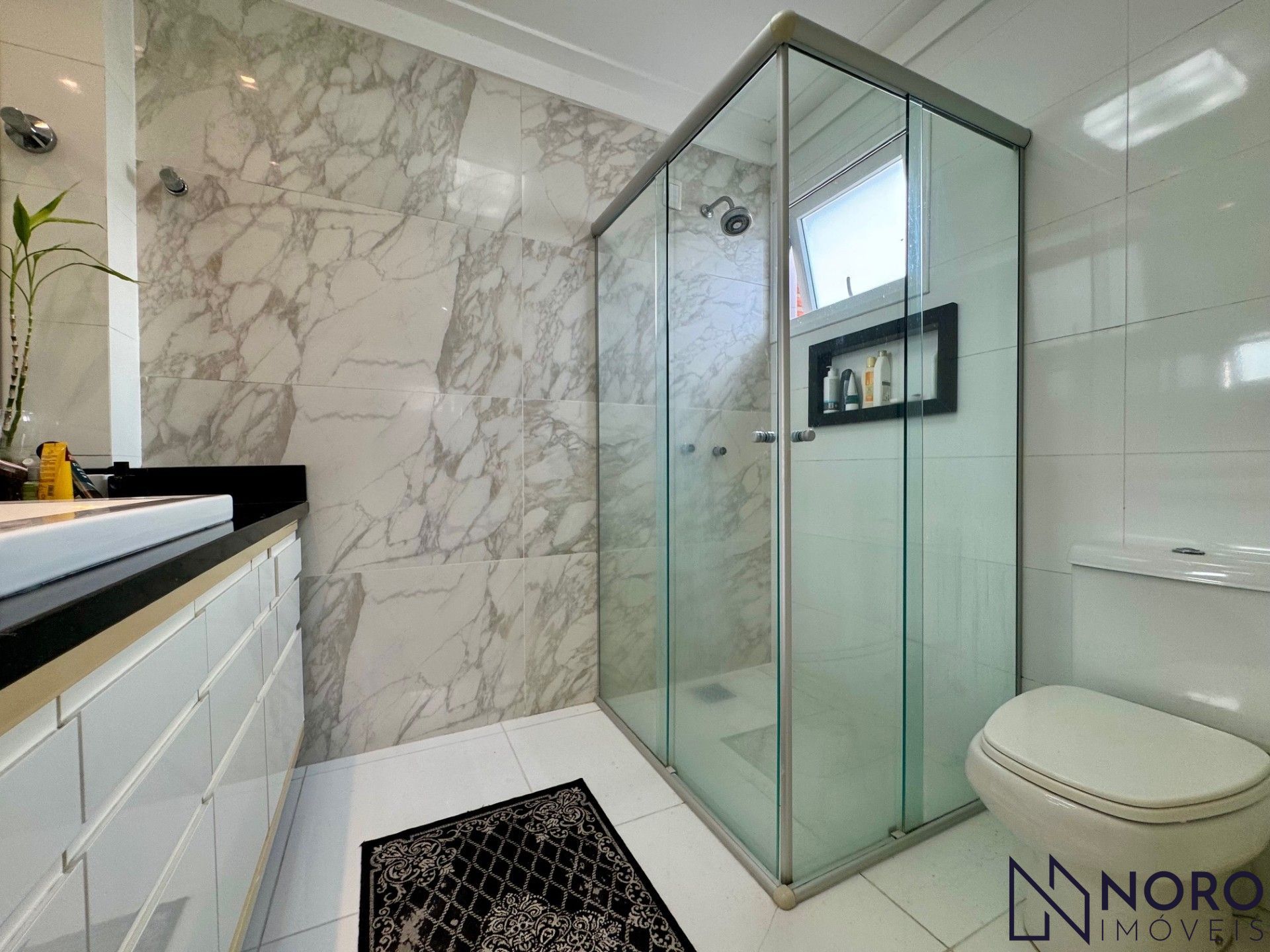 Casa de esquina no Bairro Noal com 3 suítes, 290 m² e área gourmet com piscina!
