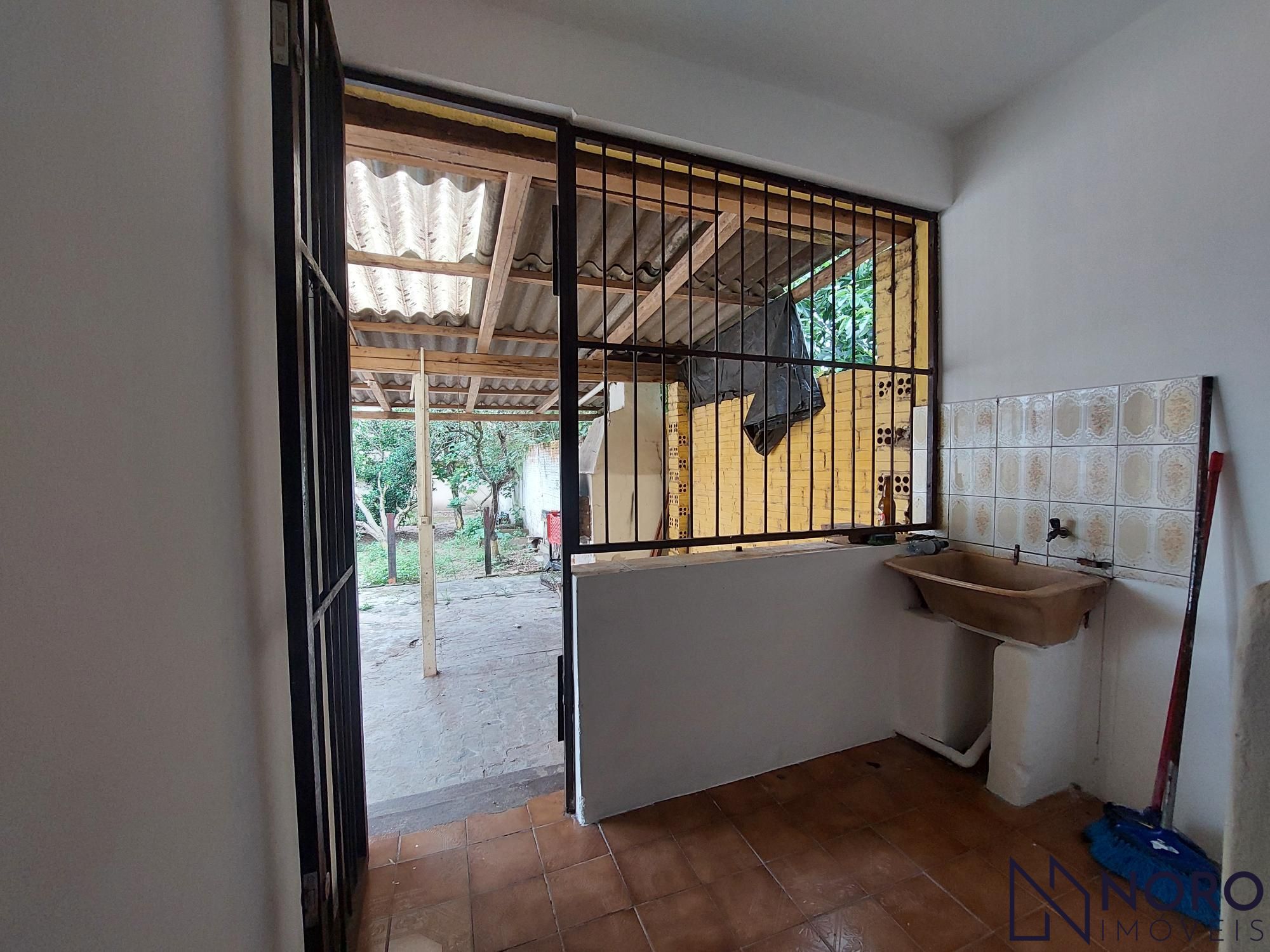 Casa na Silva Jardim imediações da Borges de Medeiros com 2 dormitórios 2 vagas