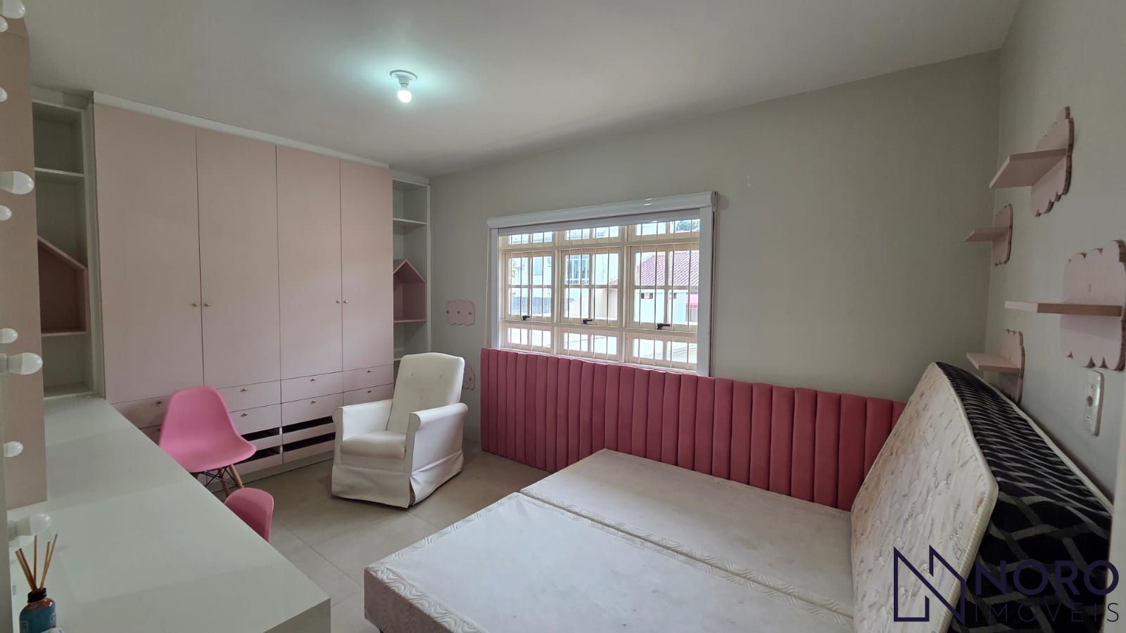Casa com 3 dormitórios, suíte com closet e hidromassagem e 2 vagas na Madre Paul