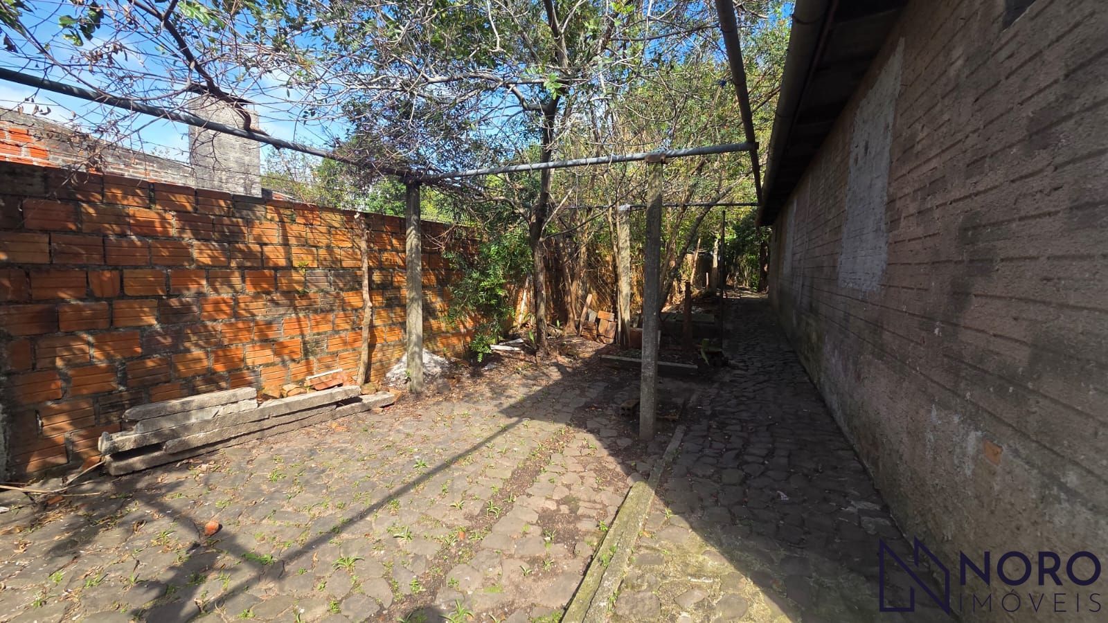 Casa com 3 dormitórios e amplo terreno de 759 m² no Bairro Rosári