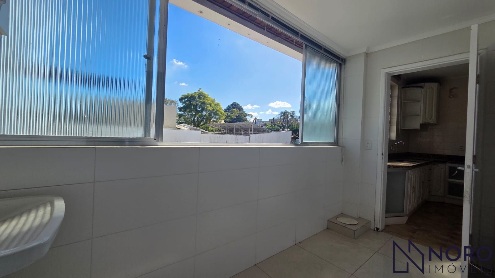 Apartamento 2 dormitórios + escritório, sacada e garagem no Patronato