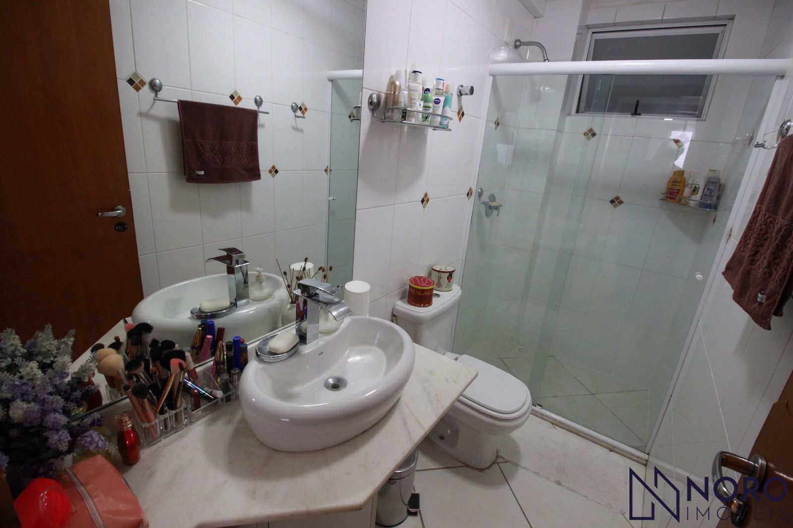 Amplo apartamento com 4 dormitórios, suíte e espaço gourmet