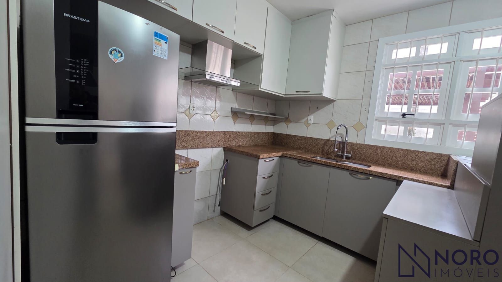 Casa com 3 dormitórios, suíte com closet e hidromassagem e 2 vagas na Madre Paul
