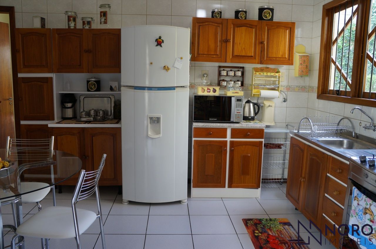 Casa ampla , 3 dormitórios, suíte,2 vagas de garagem no Bairro Duque de Caxias.