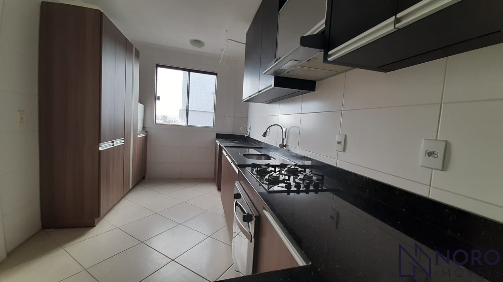 Apartamento Semi Mobiliado com 2 Dormitórios, Suíte, Churrasqueira e Garagem
