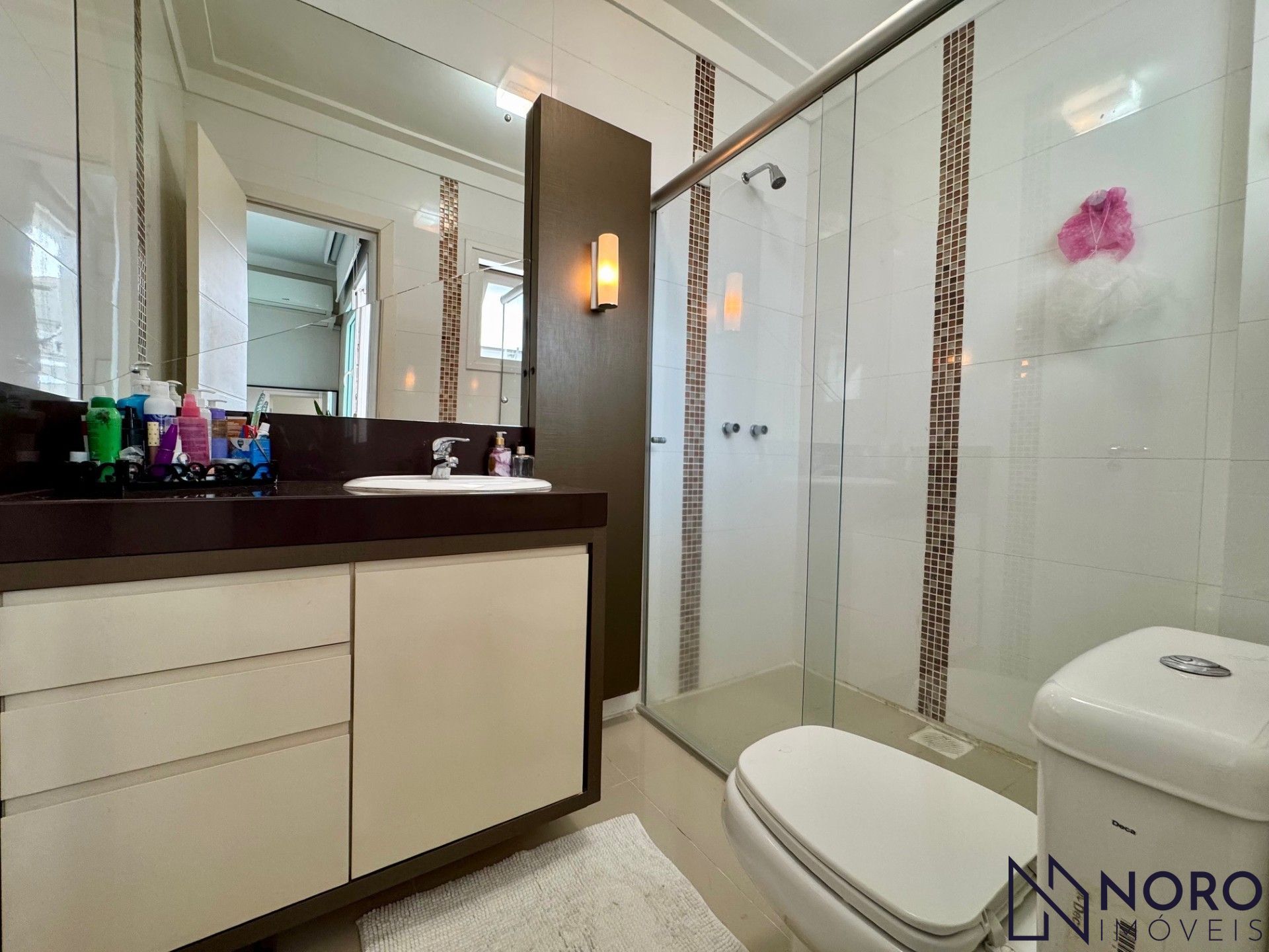 Casa de esquina no Bairro Noal com 3 suítes, 290 m² e área gourmet com piscina!
