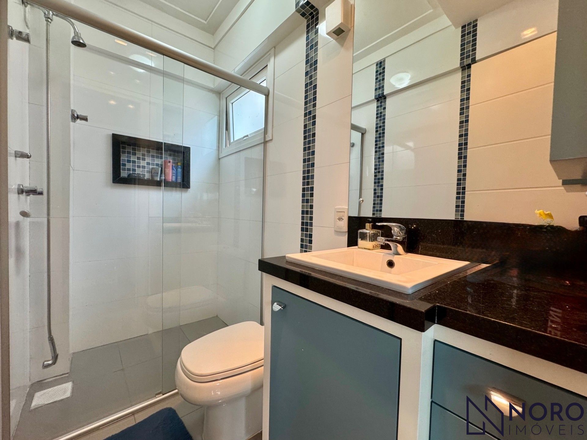 Casa de esquina no Bairro Noal com 3 suítes, 290 m² e área gourmet com piscina!