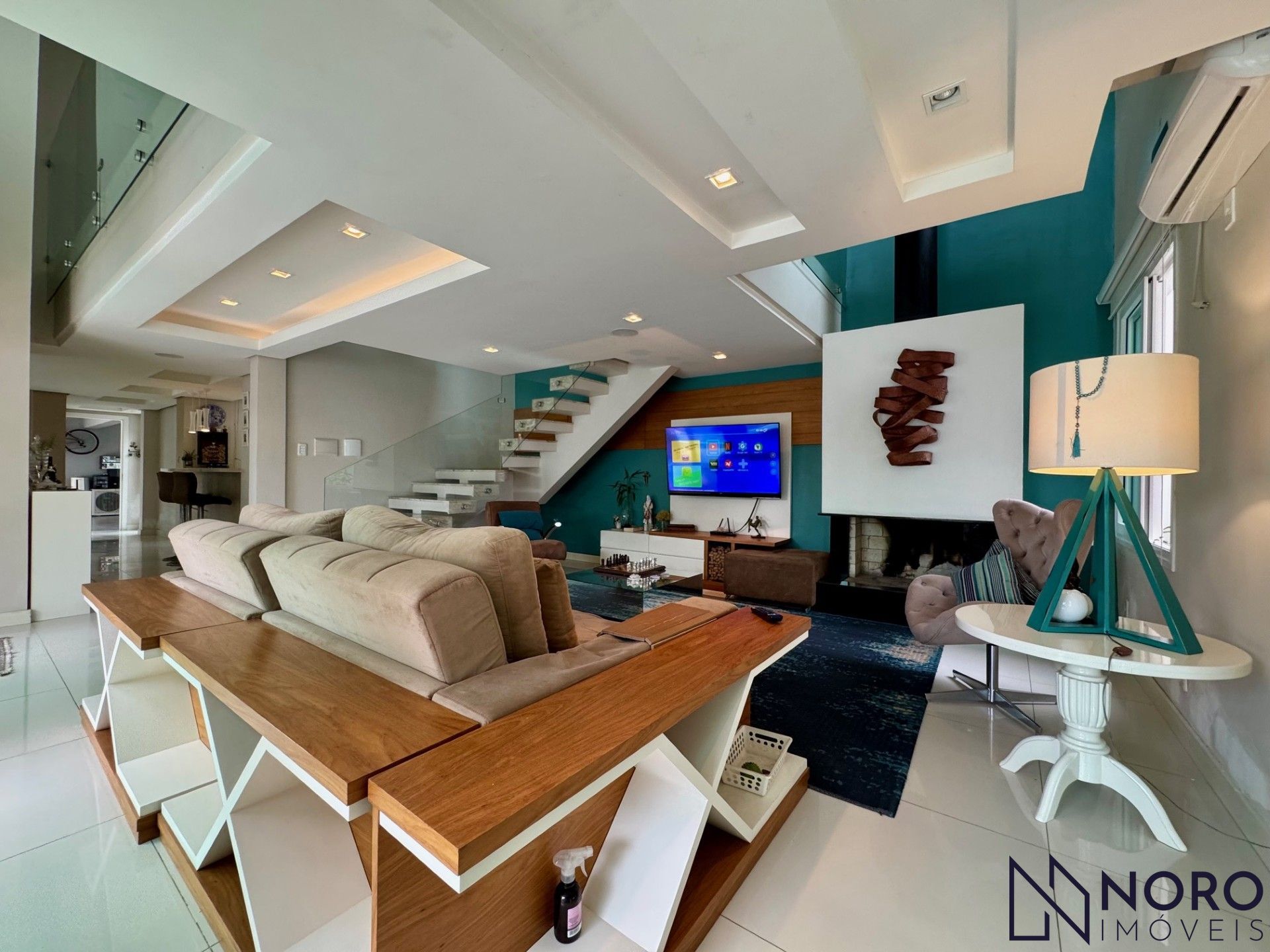 Casa de esquina no Bairro Noal com 3 suítes, 290 m² e área gourmet com piscina!