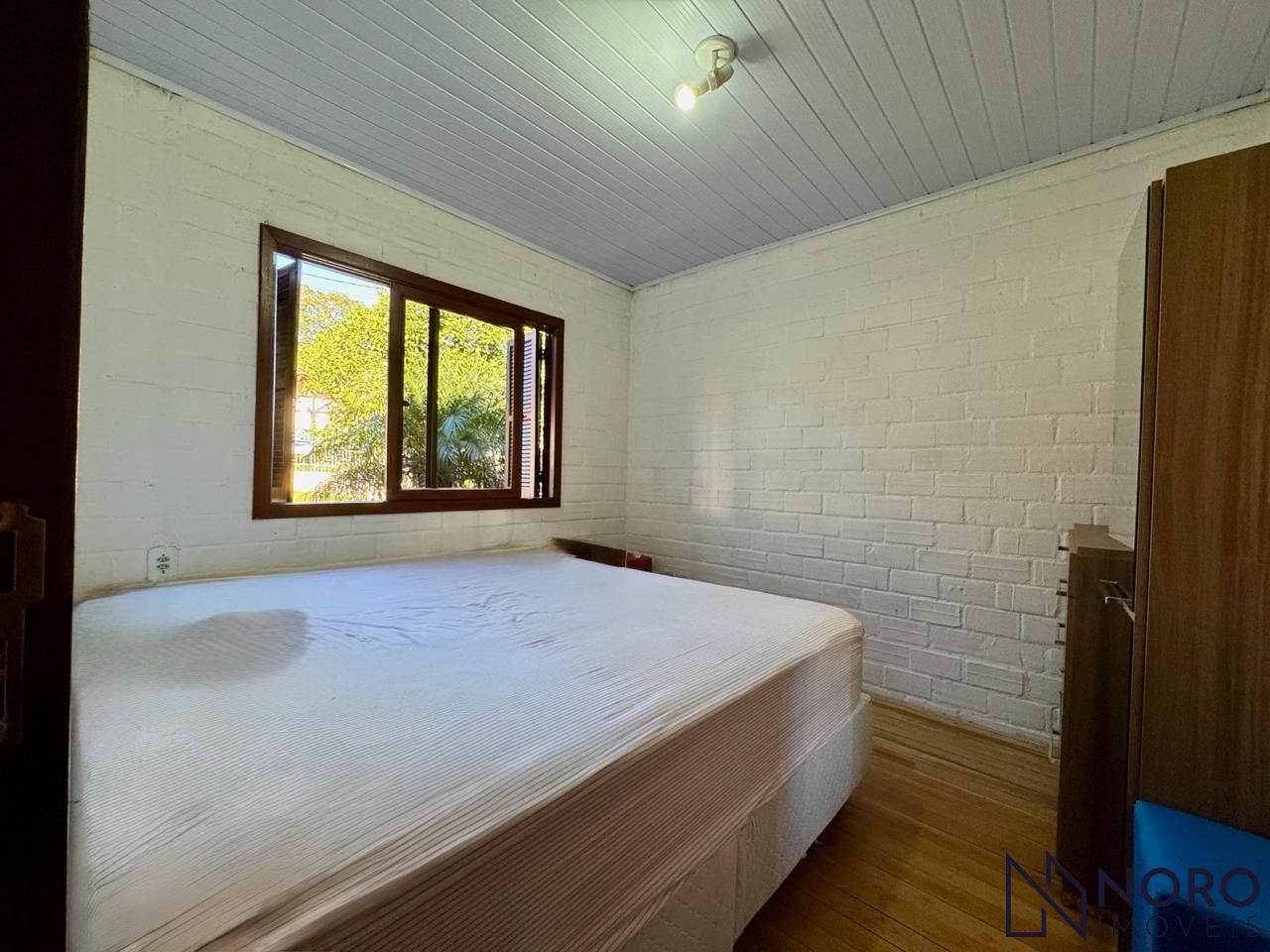 Casa 4 dormitórios com pátio amplo em condomínio na serra de
