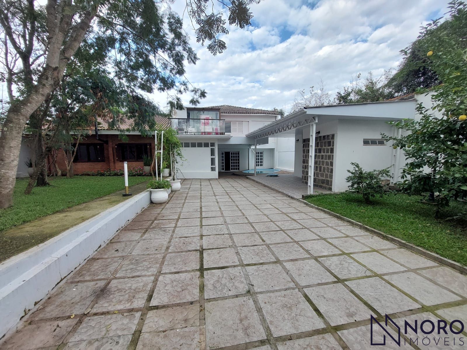 Casa de campo em área urbana com terreno de 1.160m² e 800m² de área construida