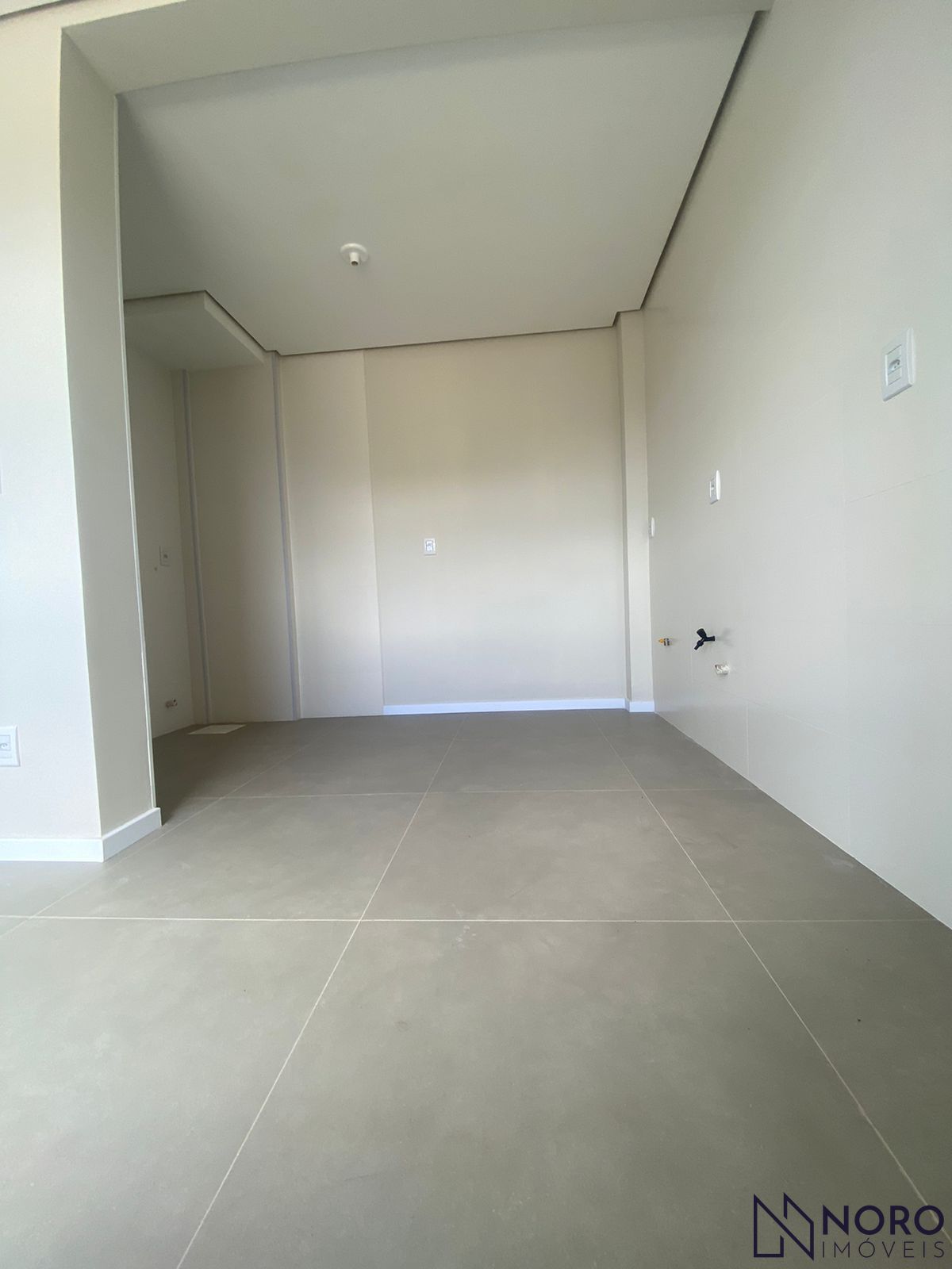 Apartamento charmoso de 2 Dormitórios (Suíte) churrasqueira e garagem, próximo a