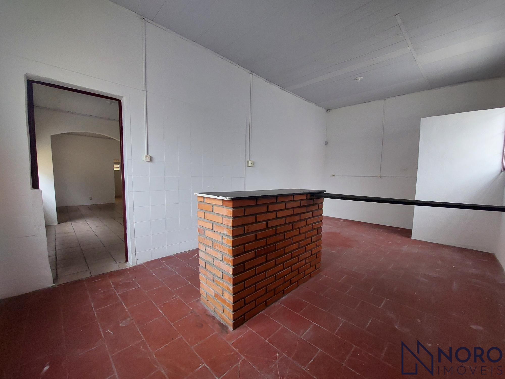 Casa na Silva Jardim imediações da Borges de Medeiros com 2 dormitórios 2 vagas