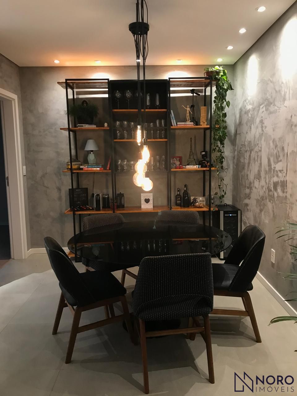 Apartamento Semimobiliado de 2 Dormitórios com Suíte no Edifício Vivaz