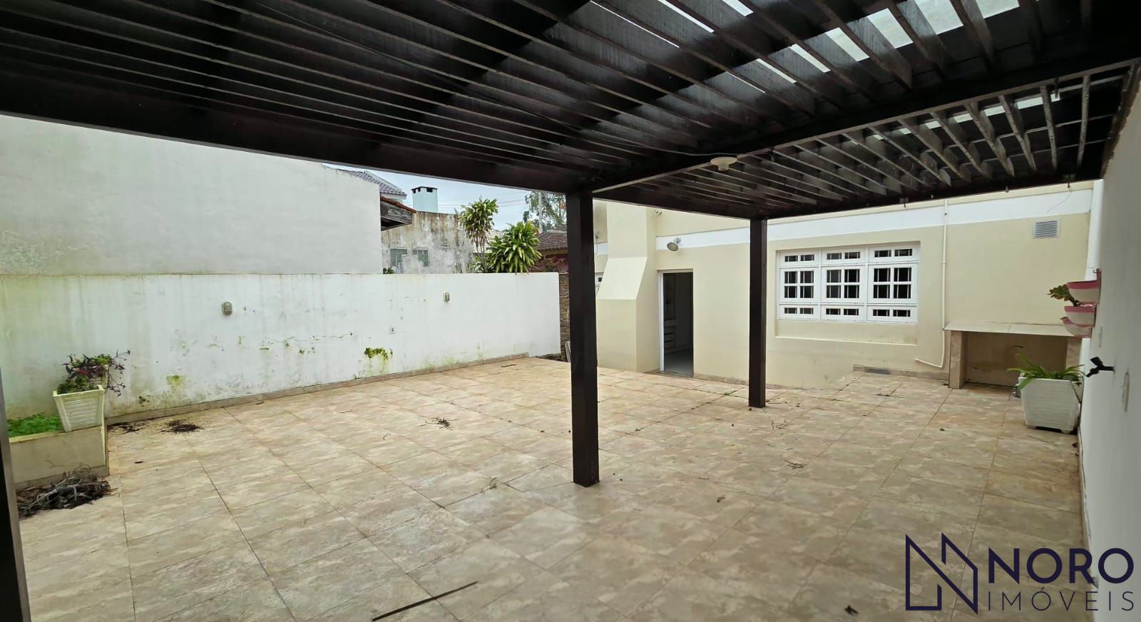Casa com 3 dormitórios, suíte com closet e hidromassagem e 2 vagas na Madre Paul