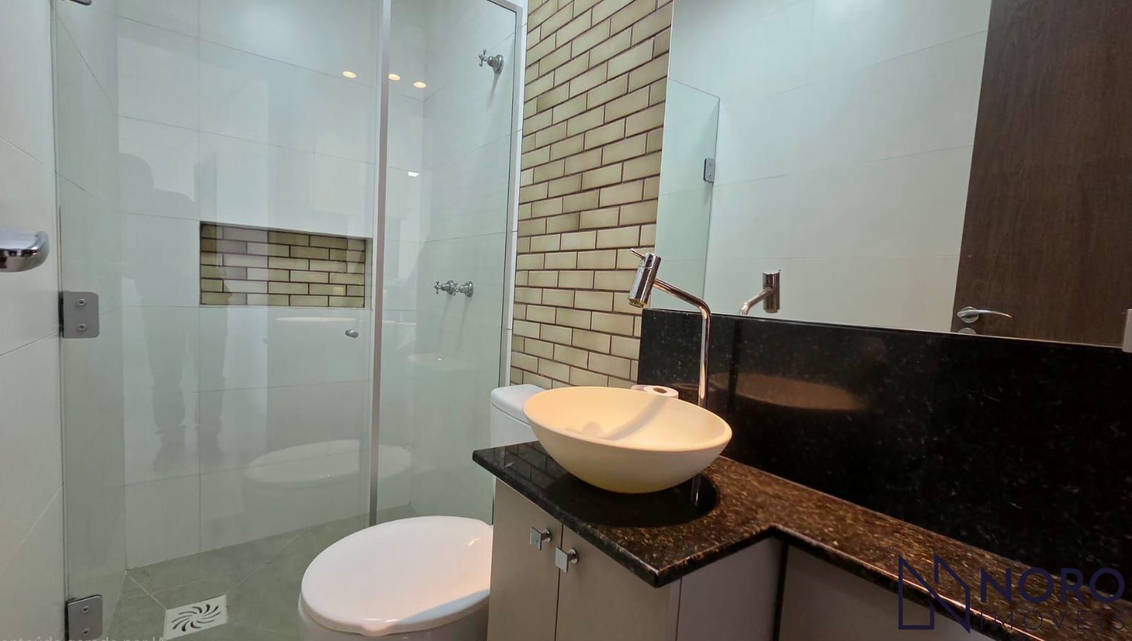 Apartamento 1 Dormitório, sacada com churrasqueira e garagem coberta.
